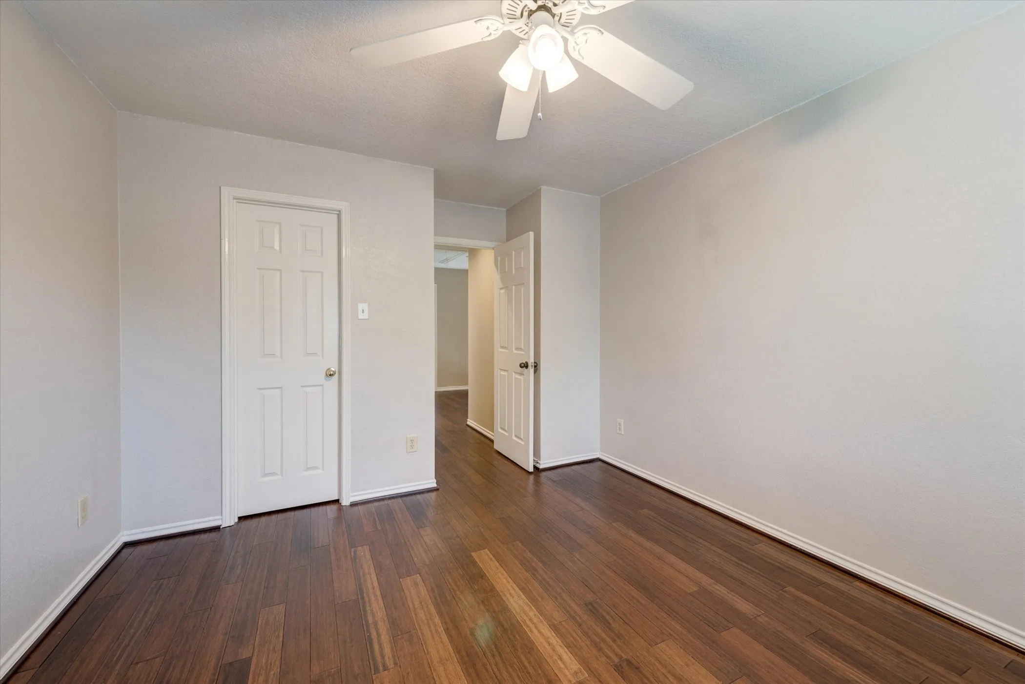 Single Family Residence For Rent in Tarrant County , 3322 Bridlewood Drive, Grapevine, Texas 76051, 4 Bedroom, 3 Bathroom, 2 Garage spaces, 2,793 Sqft, built in 1988, mls#21407892, Real Estate Agent in Grapevine, Homes For Rent in Tarrant county, Homes For Rent in Grapevine, Realtor in Grapevine Texas, Real Estate Brokerage Independent Realty Texas, Luminita Cordes Realtor