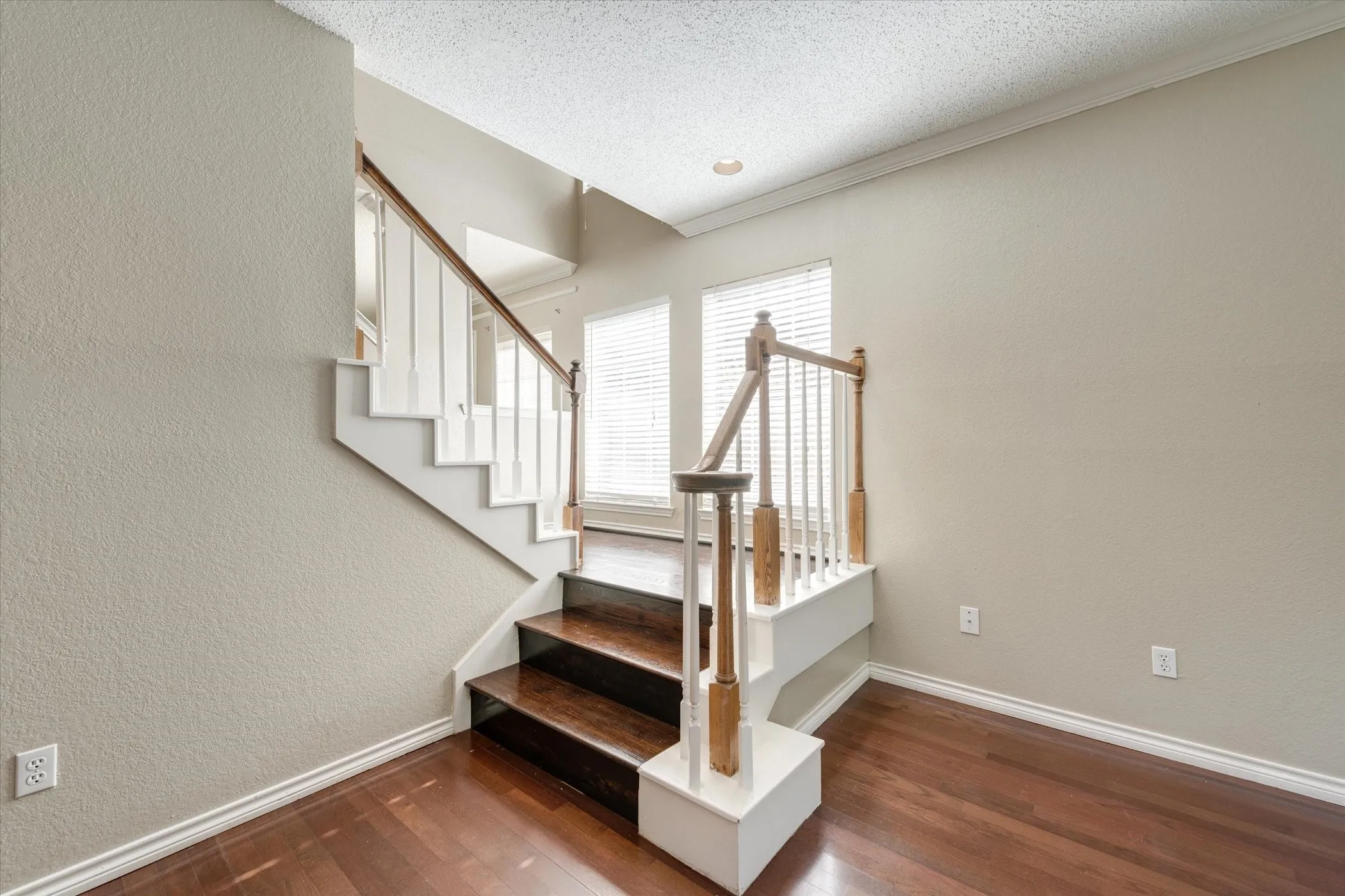 Single Family Residence For Rent in Tarrant County , 3322 Bridlewood Drive, Grapevine, Texas 76051, 4 Bedroom, 3 Bathroom, 2 Garage spaces, 2,793 Sqft, built in 1988, mls#21407892, Real Estate Agent in Grapevine, Homes For Rent in Tarrant county, Homes For Rent in Grapevine, Realtor in Grapevine Texas, Real Estate Brokerage Independent Realty Texas, Luminita Cordes Realtor