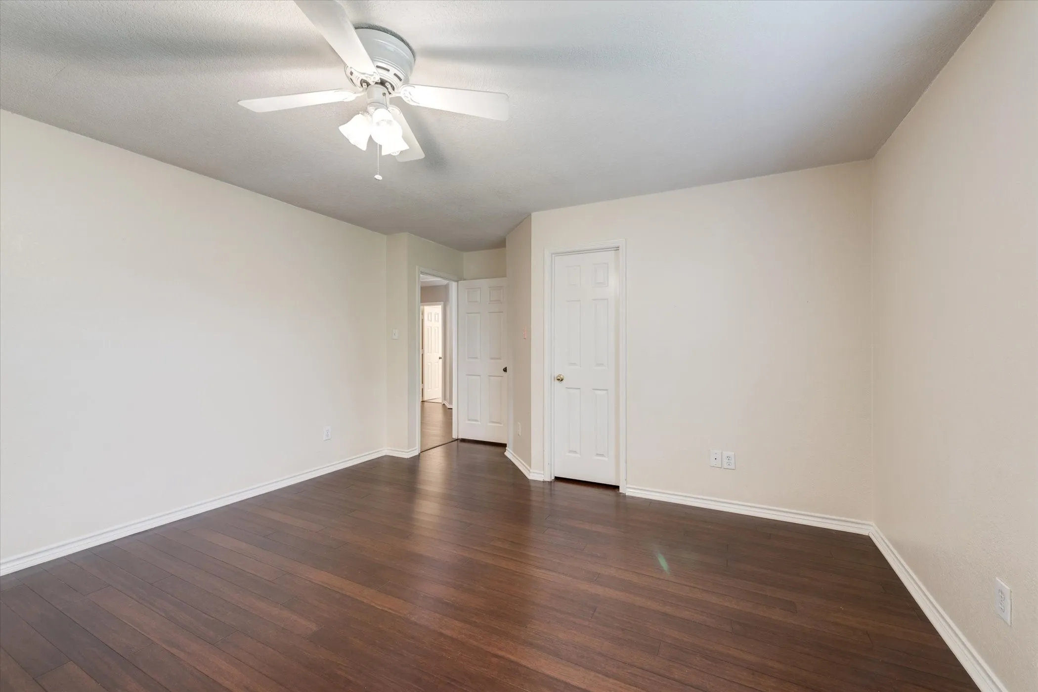 Single Family Residence For Rent in Tarrant County , 3322 Bridlewood Drive, Grapevine, Texas 76051, 4 Bedroom, 3 Bathroom, 2 Garage spaces, 2,793 Sqft, built in 1988, mls#21407892, Real Estate Agent in Grapevine, Homes For Rent in Tarrant county, Homes For Rent in Grapevine, Realtor in Grapevine Texas, Real Estate Brokerage Independent Realty Texas, Luminita Cordes Realtor