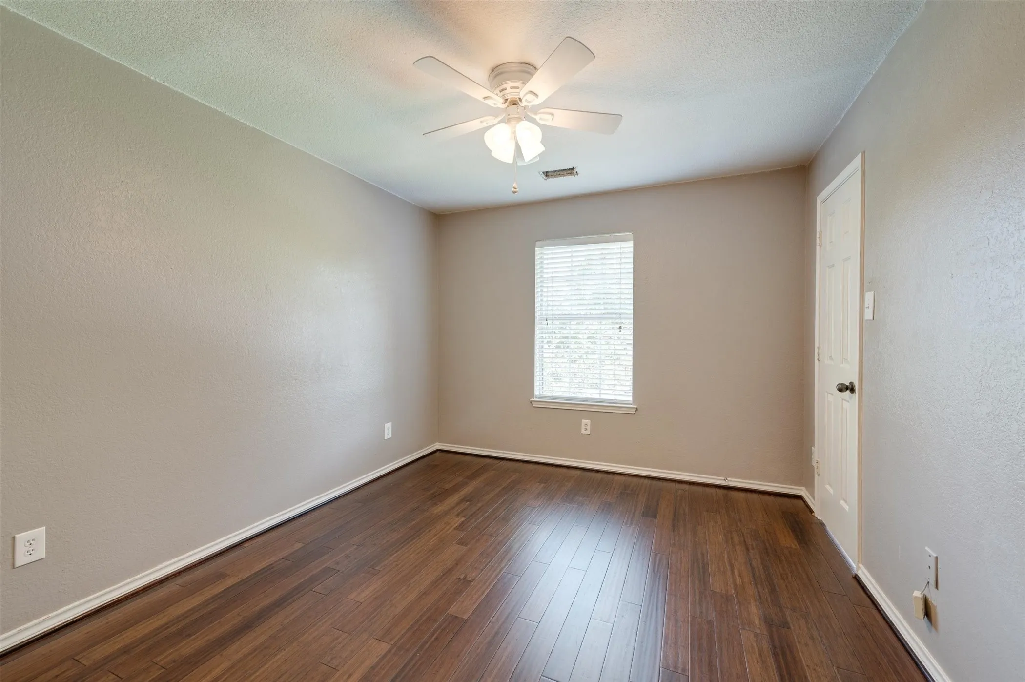 Single Family Residence For Rent in Tarrant County , 3322 Bridlewood Drive, Grapevine, Texas 76051, 4 Bedroom, 3 Bathroom, 2 Garage spaces, 2,793 Sqft, built in 1988, mls#21407892, Real Estate Agent in Grapevine, Homes For Rent in Tarrant county, Homes For Rent in Grapevine, Realtor in Grapevine Texas, Real Estate Brokerage Independent Realty Texas, Luminita Cordes Realtor