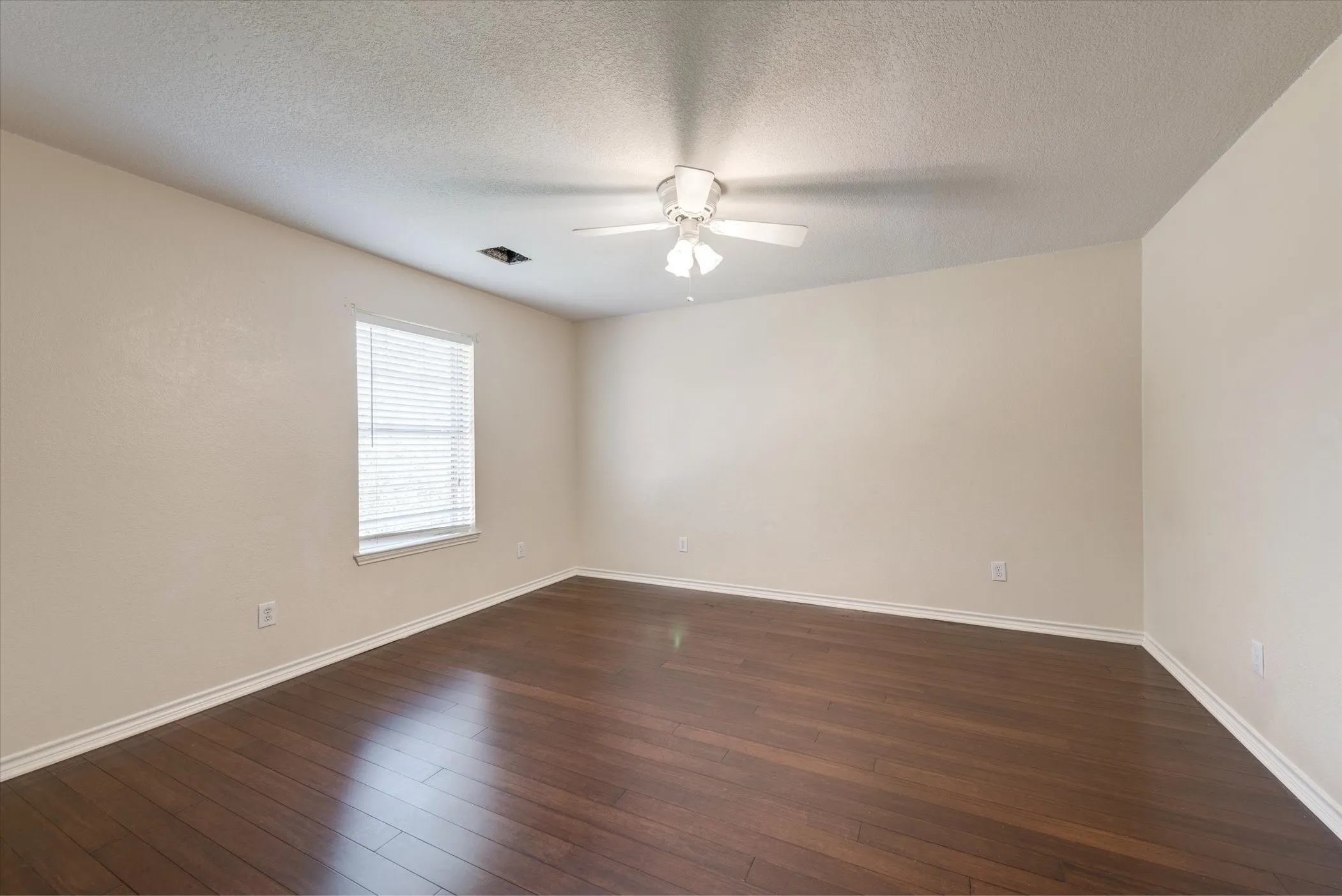 Single Family Residence For Rent in Tarrant County , 3322 Bridlewood Drive, Grapevine, Texas 76051, 4 Bedroom, 3 Bathroom, 2 Garage spaces, 2,793 Sqft, built in 1988, mls#21407892, Real Estate Agent in Grapevine, Homes For Rent in Tarrant county, Homes For Rent in Grapevine, Realtor in Grapevine Texas, Real Estate Brokerage Independent Realty Texas, Luminita Cordes Realtor