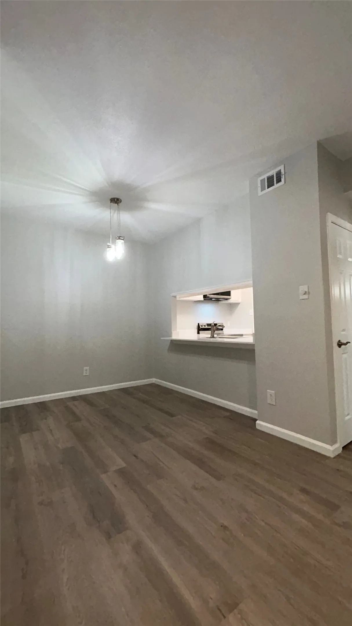 Condominium For Rent in Dallas County , 3611 W Northgate Drive 120, Irving, Texas 75062, 1 Bedroom, 1 Bathroom, Garage spaces, 667 Sqft, built in 1982, mls#21409587, Real Estate Agent in Irving, Homes For Rent in Dallas county, Homes For Rent in Irving, Realtor in Irving Texas, Real Estate Brokerage Independent Realty Texas, Luminita Cordes Realtor