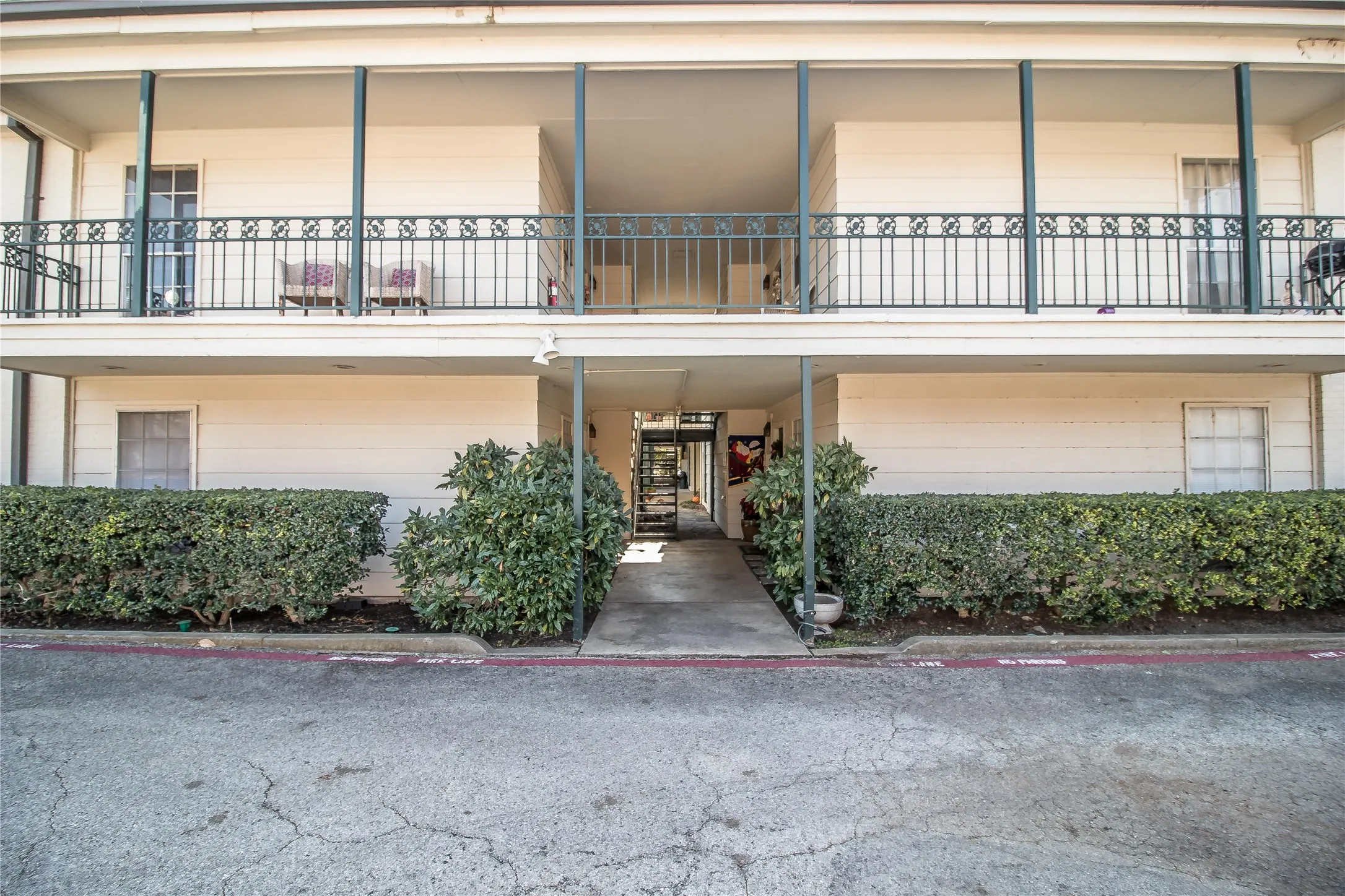 Apartment For Rent in Tarrant County , 4901 Bryce Avenue A, Fort Worth, Texas 76107, 2 Bedroom, 2 Bathroom, Garage spaces, 1,108 Sqft, built in 1965, mls#21409637, Real Estate Agent in Fort Worth, Homes For Rent in Tarrant county, Homes For Rent in Fort Worth, Realtor in Fort Worth Texas, Real Estate Brokerage Independent Realty Texas, Luminita Cordes Realtor