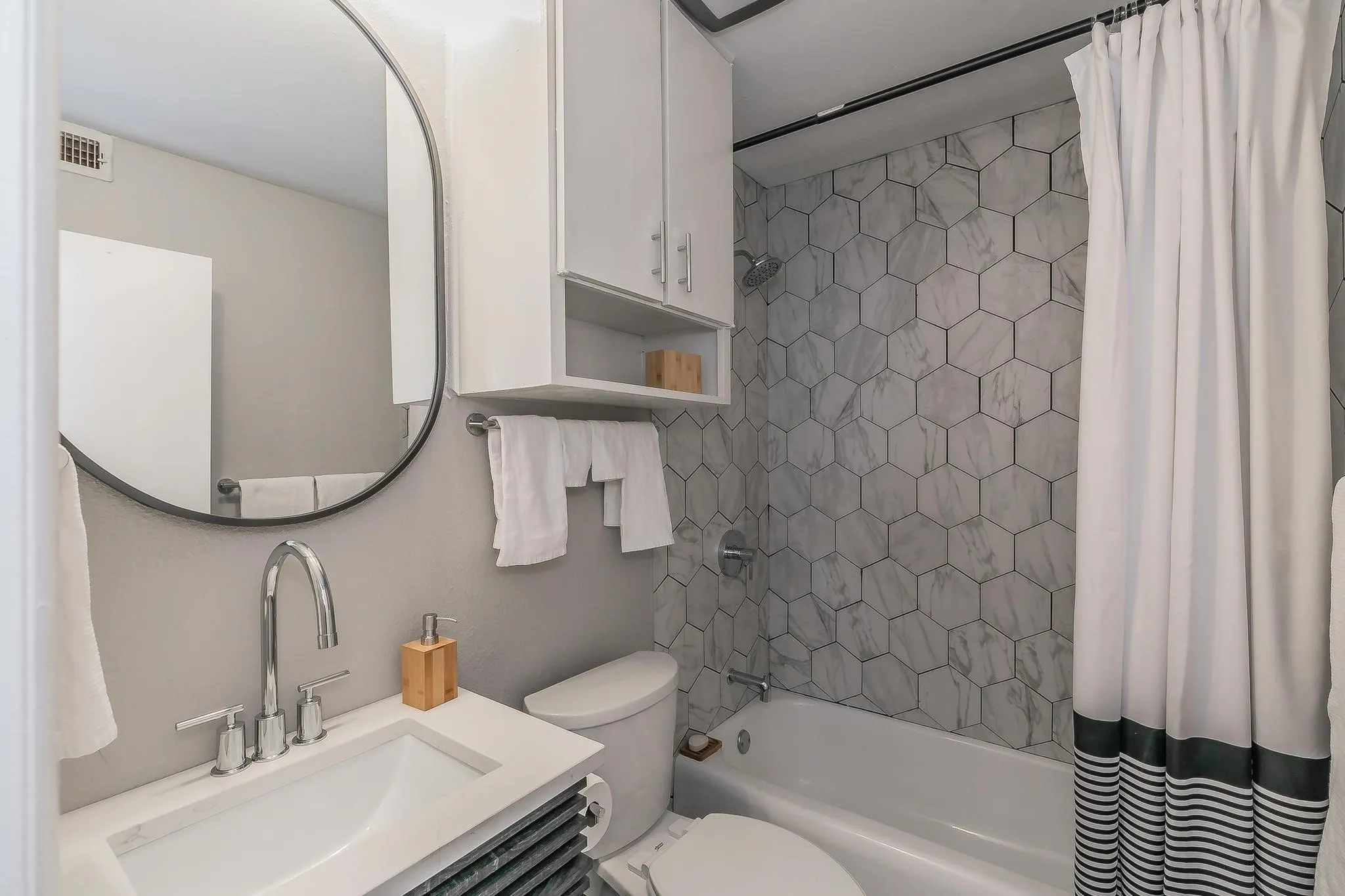 Apartment For Rent in Tarrant County , 4901 Bryce Avenue A, Fort Worth, Texas 76107, 2 Bedroom, 2 Bathroom, Garage spaces, 1,108 Sqft, built in 1965, mls#21409637, Real Estate Agent in Fort Worth, Homes For Rent in Tarrant county, Homes For Rent in Fort Worth, Realtor in Fort Worth Texas, Real Estate Brokerage Independent Realty Texas, Luminita Cordes Realtor