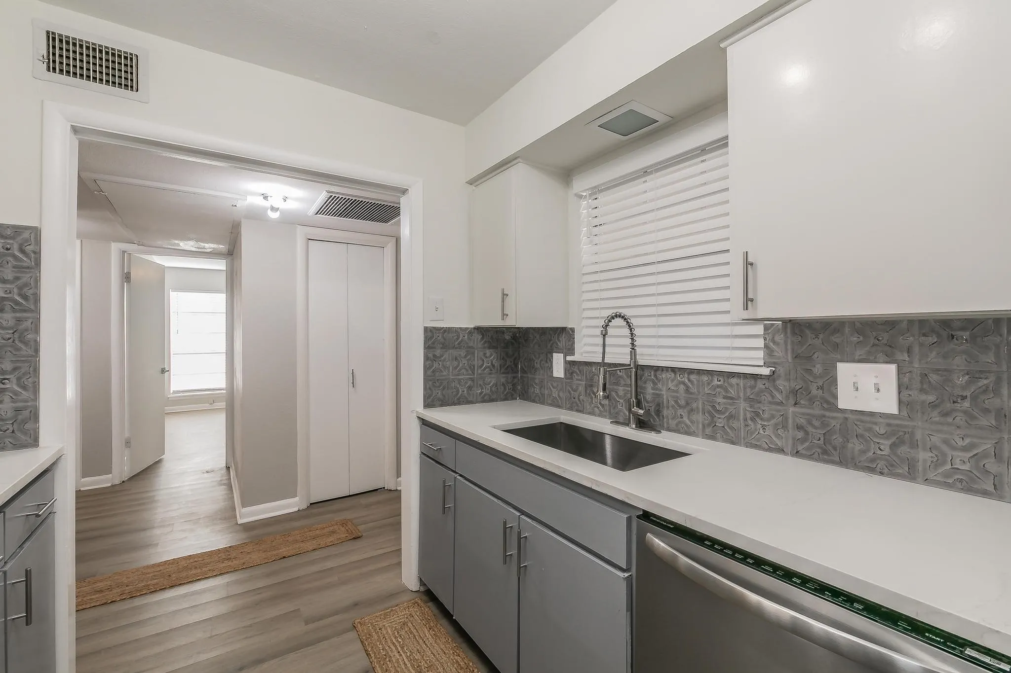 Apartment For Rent in Tarrant County , 4901 Bryce Avenue A, Fort Worth, Texas 76107, 2 Bedroom, 2 Bathroom, Garage spaces, 1,108 Sqft, built in 1965, mls#21409637, Real Estate Agent in Fort Worth, Homes For Rent in Tarrant county, Homes For Rent in Fort Worth, Realtor in Fort Worth Texas, Real Estate Brokerage Independent Realty Texas, Luminita Cordes Realtor