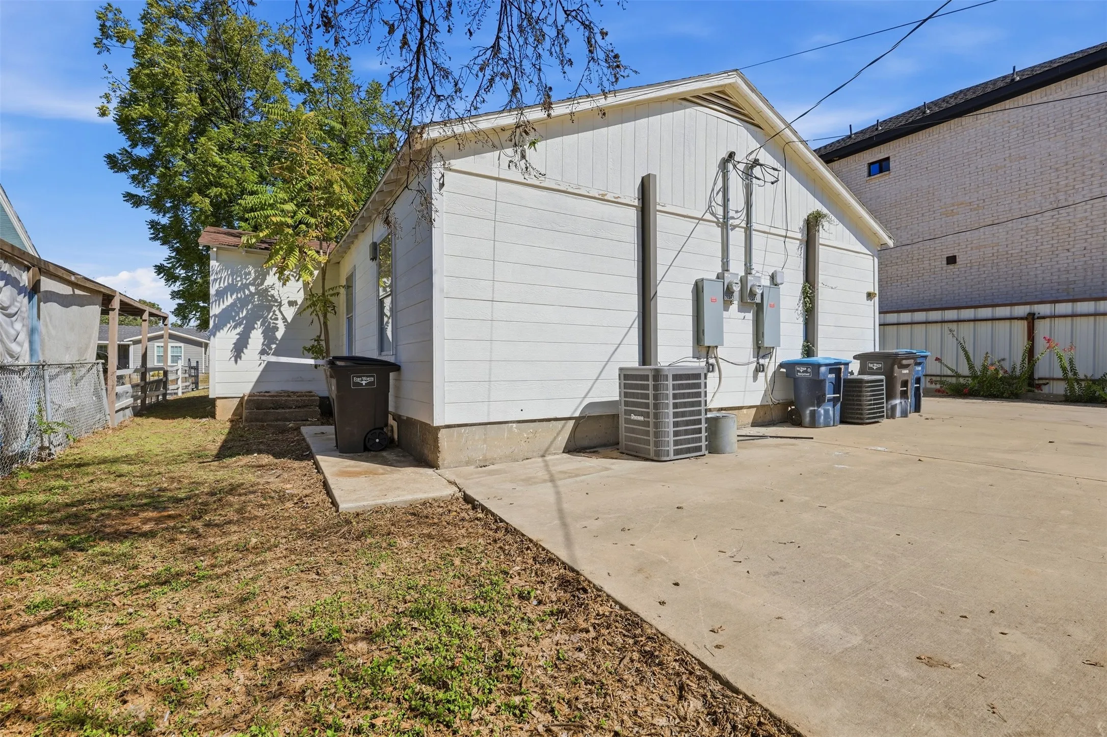 Duplex For Rent in Tarrant County , 2732 Avenue I B, Fort Worth, Texas 76105, 3 Bedroom, 2 Bathroom, Garage spaces, 850 Sqft, built in 1950, mls#21409632, Real Estate Agent in Fort Worth, Homes For Rent in Tarrant county, Homes For Rent in Fort Worth, Realtor in Fort Worth Texas, Real Estate Brokerage Independent Realty Texas, Luminita Cordes Realtor