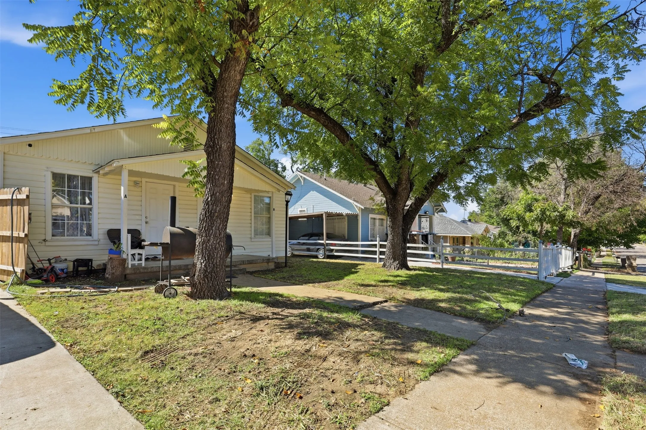 Duplex For Rent in Tarrant County , 2732 Avenue I B, Fort Worth, Texas 76105, 3 Bedroom, 2 Bathroom, Garage spaces, 850 Sqft, built in 1950, mls#21409632, Real Estate Agent in Fort Worth, Homes For Rent in Tarrant county, Homes For Rent in Fort Worth, Realtor in Fort Worth Texas, Real Estate Brokerage Independent Realty Texas, Luminita Cordes Realtor