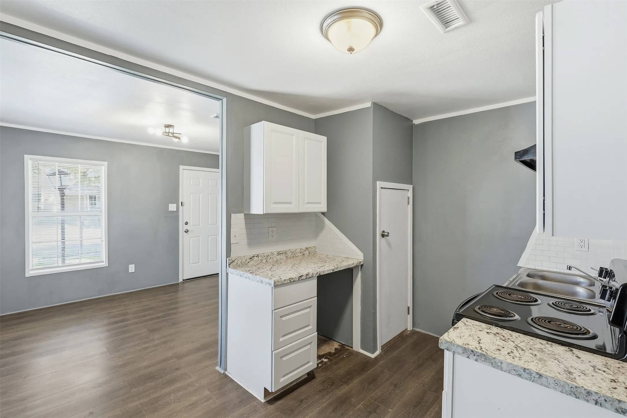 Duplex For Rent in Tarrant County , 2732 Avenue I B, Fort Worth, Texas 76105, 3 Bedroom, 2 Bathroom, Garage spaces, 850 Sqft, built in 1950, mls#21409632, Real Estate Agent in Fort Worth, Homes For Rent in Tarrant county, Homes For Rent in Fort Worth, Realtor in Fort Worth Texas, Real Estate Brokerage Independent Realty Texas, Luminita Cordes Realtor