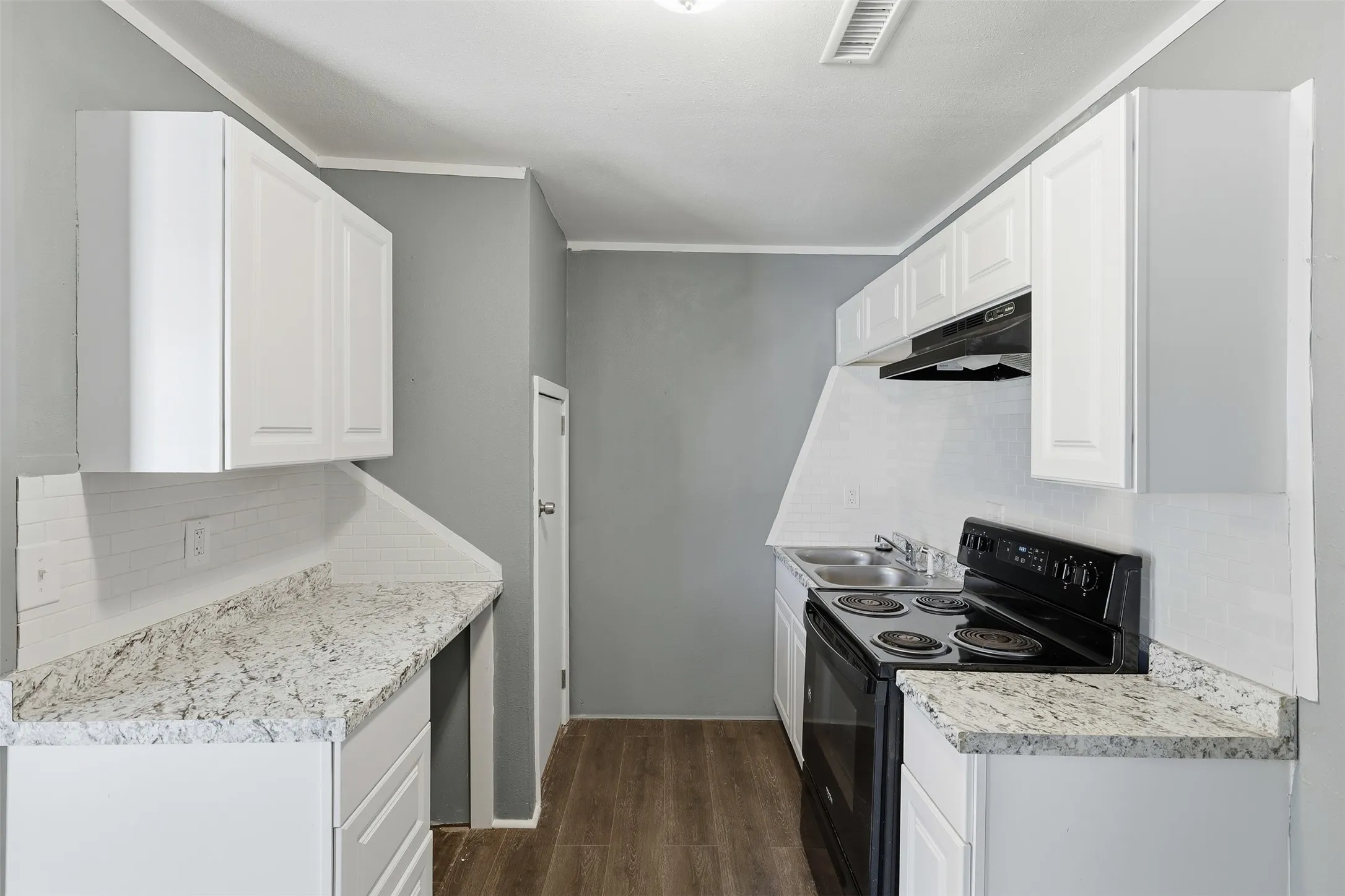 Duplex For Rent in Tarrant County , 2732 Avenue I B, Fort Worth, Texas 76105, 3 Bedroom, 2 Bathroom, Garage spaces, 850 Sqft, built in 1950, mls#21409632, Real Estate Agent in Fort Worth, Homes For Rent in Tarrant county, Homes For Rent in Fort Worth, Realtor in Fort Worth Texas, Real Estate Brokerage Independent Realty Texas, Luminita Cordes Realtor