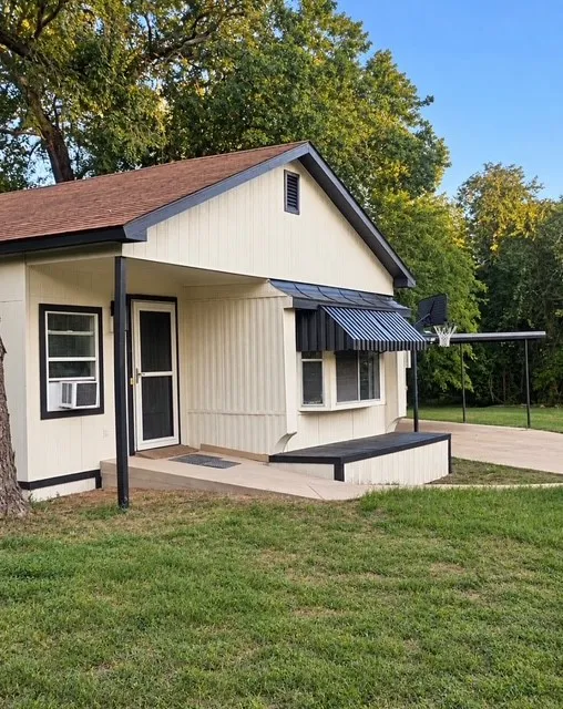 Single Family Residence For Sale in Henderson County , 136 Palisade Drive, Gun Barrel City, Texas 75156, 3 Bedroom, 2 Bathroom, Garage spaces, 1,350 Sqft, built in 1974, mls#21409501, Real Estate Agent in Gun Barrel City, Homes For Sale in Henderson county, Homes For Sale in Gun Barrel City, Realtor in Gun Barrel City Texas, Real Estate Brokerage Independent Realty Texas, Luminita Cordes Realtor