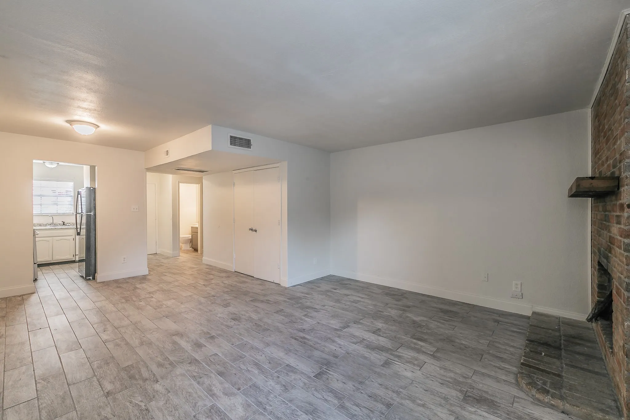 Apartment For Rent in Tarrant County , 7604 Chapin Road A, Fort Worth, Texas 76116, 2 Bedroom, 2 Bathroom, Garage spaces, 1,095 Sqft, built in 1984, mls#21409649, Real Estate Agent in Fort Worth, Homes For Rent in Tarrant county, Homes For Rent in Fort Worth, Realtor in Fort Worth Texas, Real Estate Brokerage Independent Realty Texas, Luminita Cordes Realtor