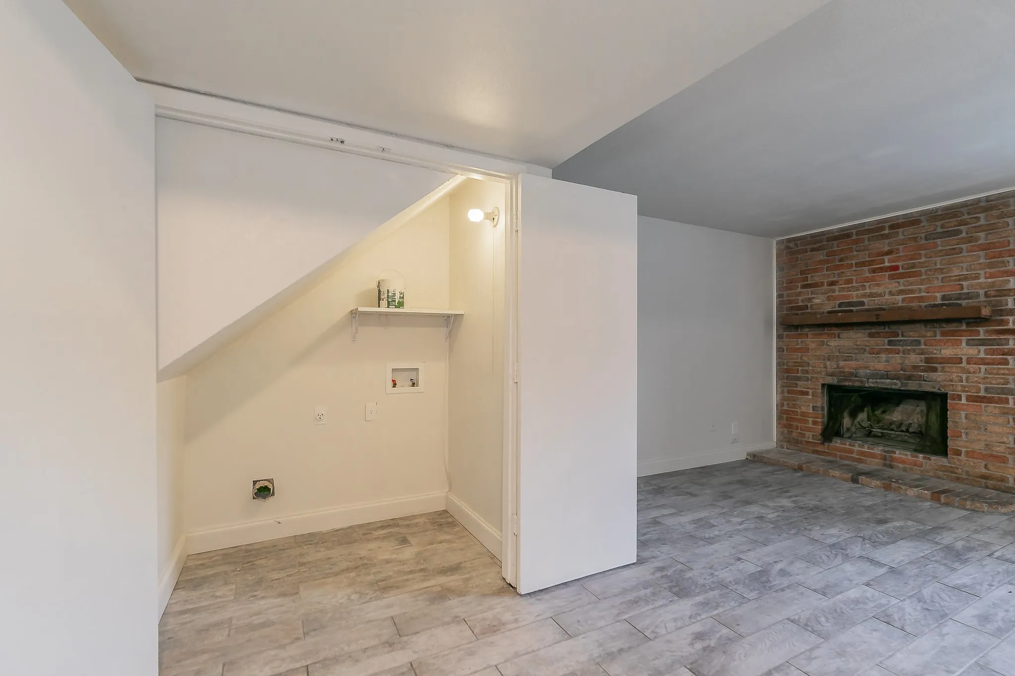Apartment For Rent in Tarrant County , 7604 Chapin Road A, Fort Worth, Texas 76116, 2 Bedroom, 2 Bathroom, Garage spaces, 1,095 Sqft, built in 1984, mls#21409649, Real Estate Agent in Fort Worth, Homes For Rent in Tarrant county, Homes For Rent in Fort Worth, Realtor in Fort Worth Texas, Real Estate Brokerage Independent Realty Texas, Luminita Cordes Realtor