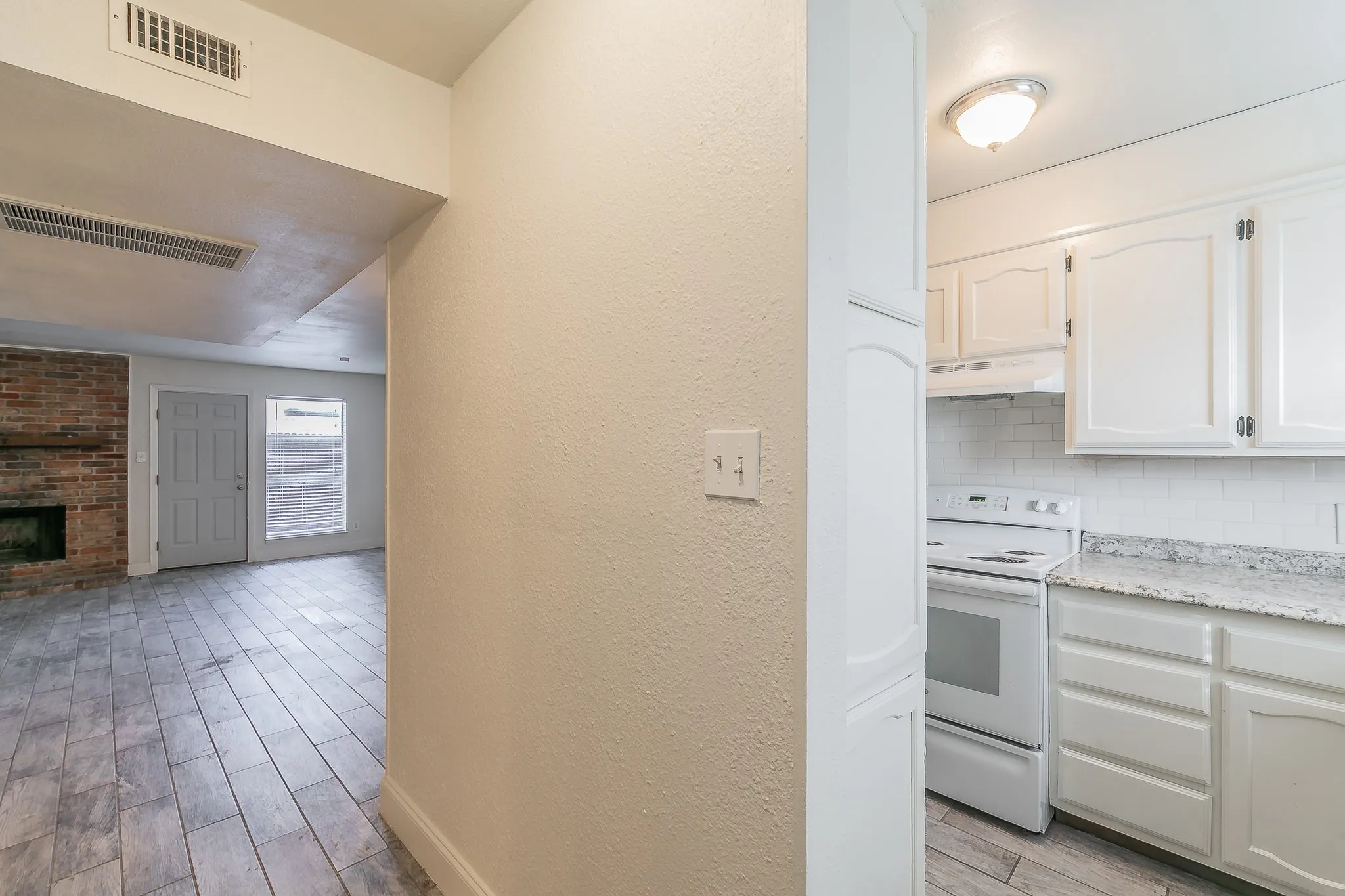 Apartment For Rent in Tarrant County , 7604 Chapin Road A, Fort Worth, Texas 76116, 2 Bedroom, 2 Bathroom, Garage spaces, 1,095 Sqft, built in 1984, mls#21409649, Real Estate Agent in Fort Worth, Homes For Rent in Tarrant county, Homes For Rent in Fort Worth, Realtor in Fort Worth Texas, Real Estate Brokerage Independent Realty Texas, Luminita Cordes Realtor