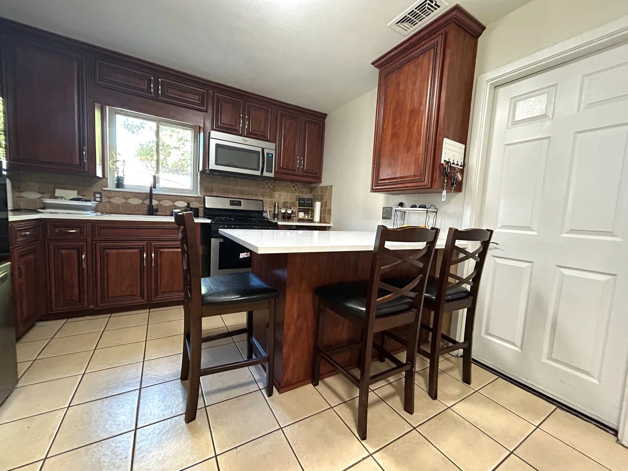 Single Family Residence For Rent in Tarrant County , 861 Russell Lane, Bedford, Texas 76022, 3 Bedroom, 2 Bathroom, Garage spaces, 1,190 Sqft, built in 1964, mls#21409672, Real Estate Agent in Bedford, Homes For Rent in Tarrant county, Homes For Rent in Bedford, Realtor in Bedford Texas, Real Estate Brokerage Independent Realty Texas, Luminita Cordes Realtor