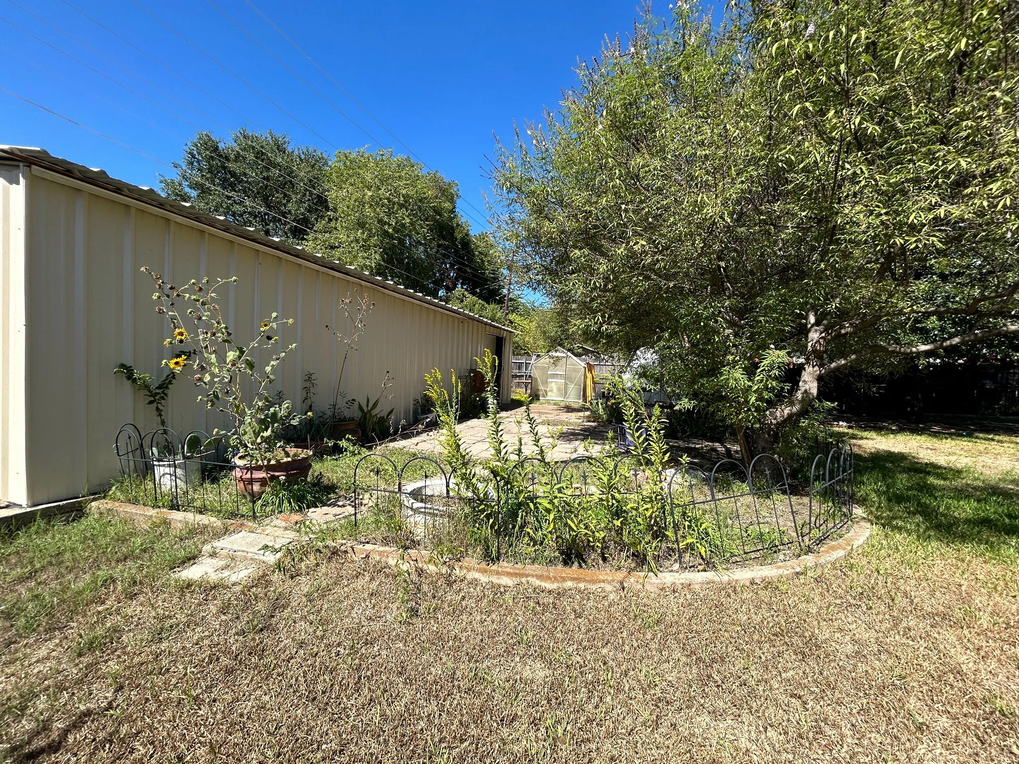 Single Family Residence For Rent in Tarrant County , 861 Russell Lane, Bedford, Texas 76022, 3 Bedroom, 2 Bathroom, Garage spaces, 1,190 Sqft, built in 1964, mls#21409672, Real Estate Agent in Bedford, Homes For Rent in Tarrant county, Homes For Rent in Bedford, Realtor in Bedford Texas, Real Estate Brokerage Independent Realty Texas, Luminita Cordes Realtor