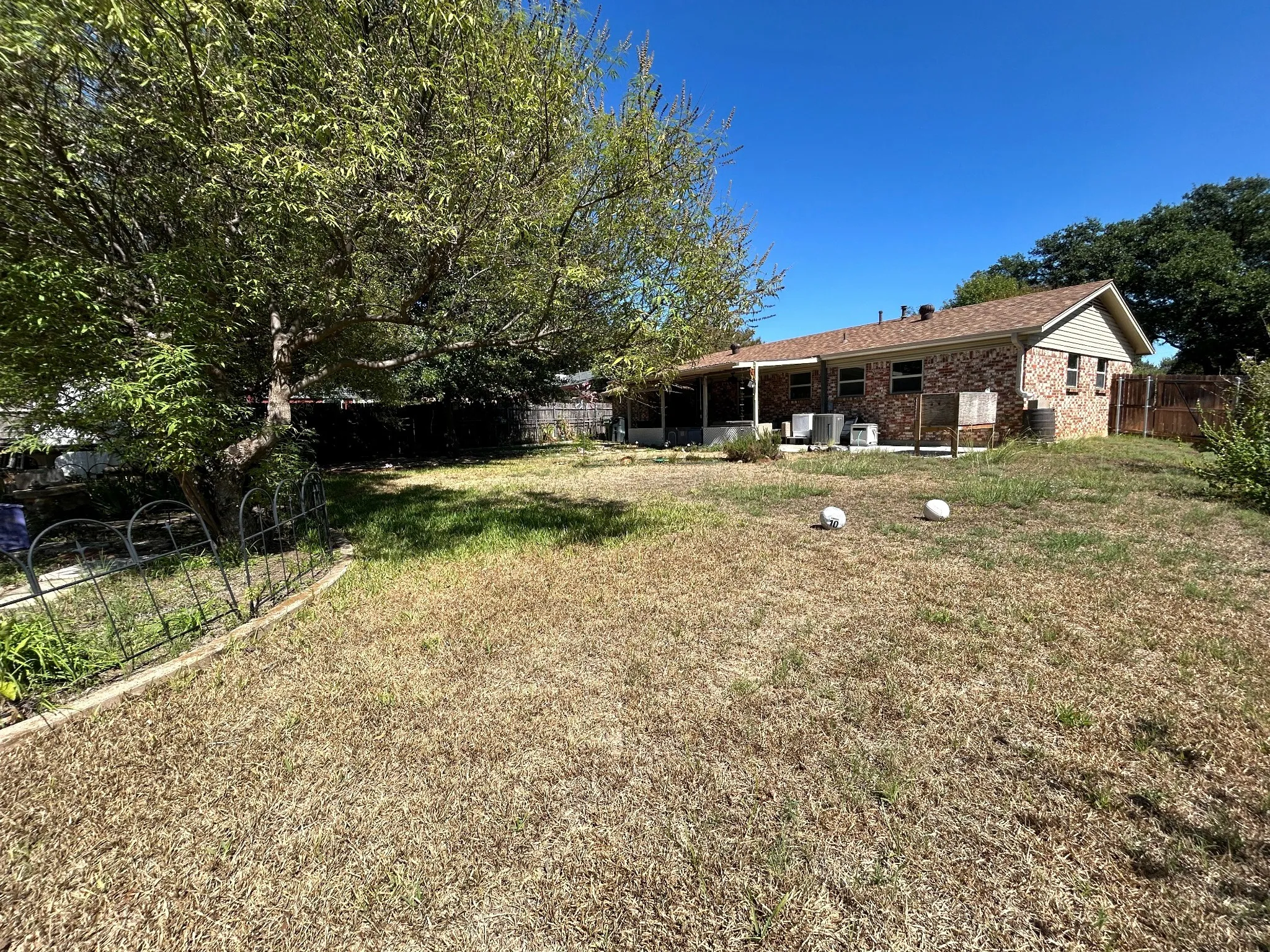 Single Family Residence For Rent in Tarrant County , 861 Russell Lane, Bedford, Texas 76022, 3 Bedroom, 2 Bathroom, Garage spaces, 1,190 Sqft, built in 1964, mls#21409672, Real Estate Agent in Bedford, Homes For Rent in Tarrant county, Homes For Rent in Bedford, Realtor in Bedford Texas, Real Estate Brokerage Independent Realty Texas, Luminita Cordes Realtor