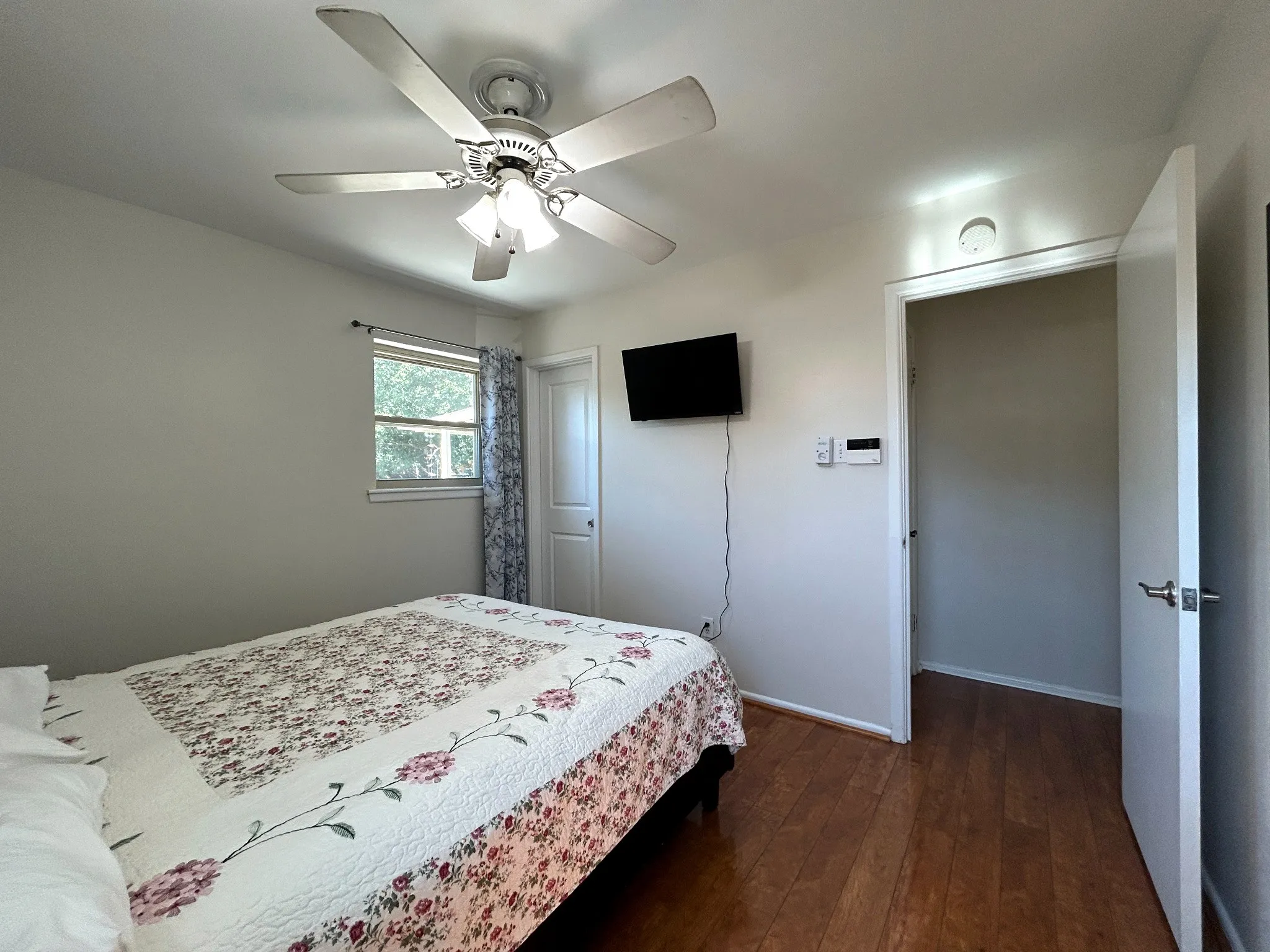 Single Family Residence For Rent in Tarrant County , 861 Russell Lane, Bedford, Texas 76022, 3 Bedroom, 2 Bathroom, Garage spaces, 1,190 Sqft, built in 1964, mls#21409672, Real Estate Agent in Bedford, Homes For Rent in Tarrant county, Homes For Rent in Bedford, Realtor in Bedford Texas, Real Estate Brokerage Independent Realty Texas, Luminita Cordes Realtor