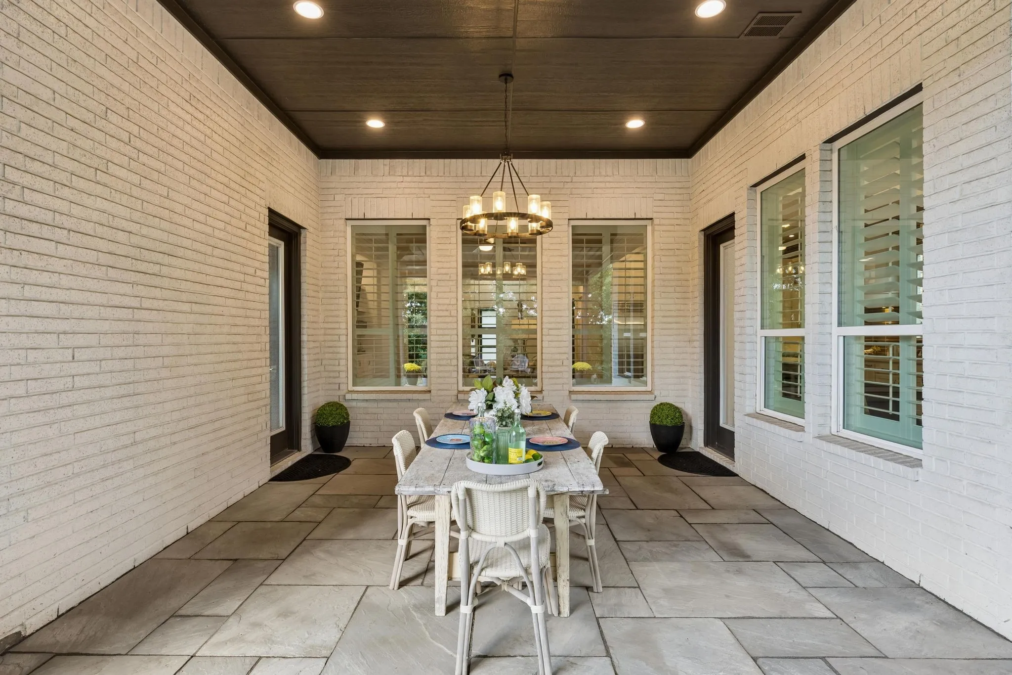 Al Fresco Dining at its best!