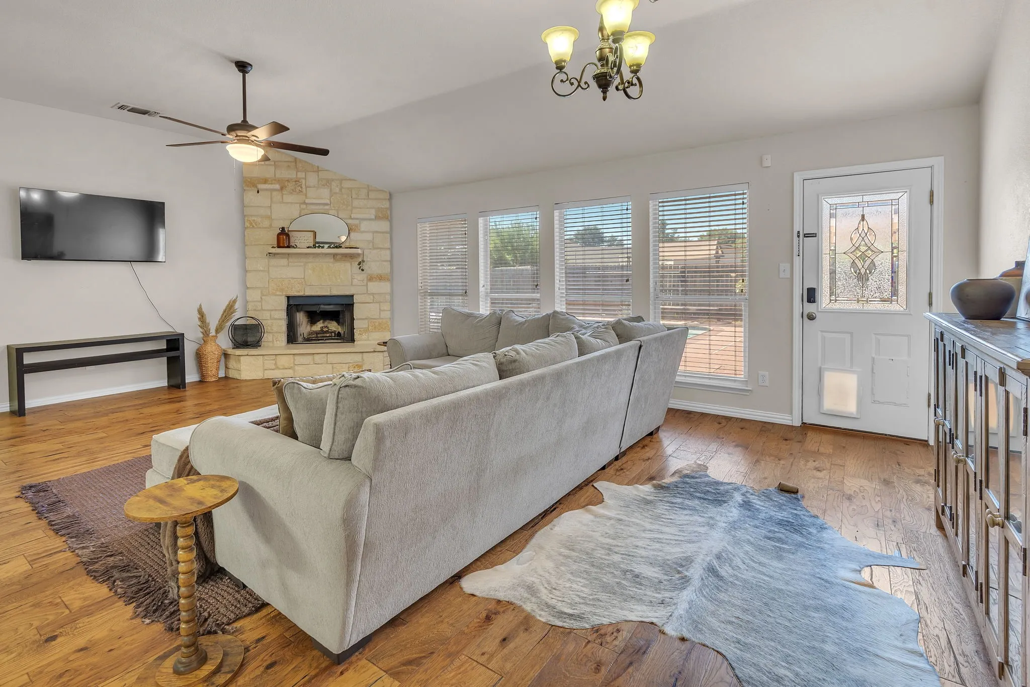 Single Family Residence For Sale in Parker County , 229 Willow Creek Drive, Weatherford, Texas 76085, 4 Bedroom, 2 Bathroom, 2 Garage spaces, 2,312 Sqft, built in 2003, mls#21409058, Real Estate Agent in Weatherford, Homes For Sale in Parker county, Homes For Sale in Weatherford, Realtor in Weatherford Texas, Real Estate Brokerage Independent Realty Texas, Luminita Cordes Realtor