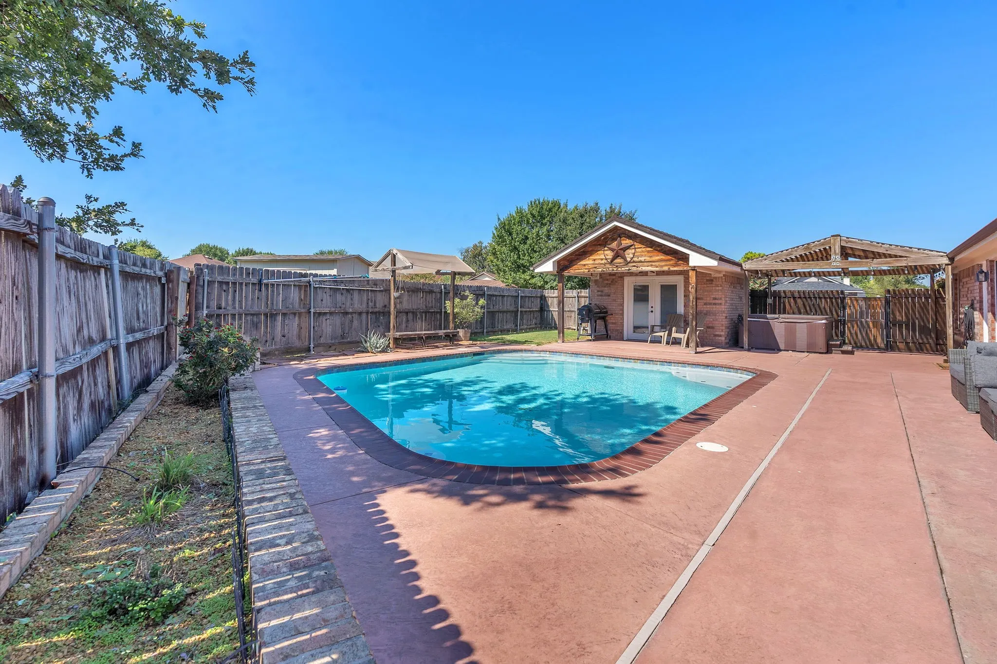 Single Family Residence For Sale in Parker County , 229 Willow Creek Drive, Weatherford, Texas 76085, 4 Bedroom, 2 Bathroom, 2 Garage spaces, 2,312 Sqft, built in 2003, mls#21409058, Real Estate Agent in Weatherford, Homes For Sale in Parker county, Homes For Sale in Weatherford, Realtor in Weatherford Texas, Real Estate Brokerage Independent Realty Texas, Luminita Cordes Realtor