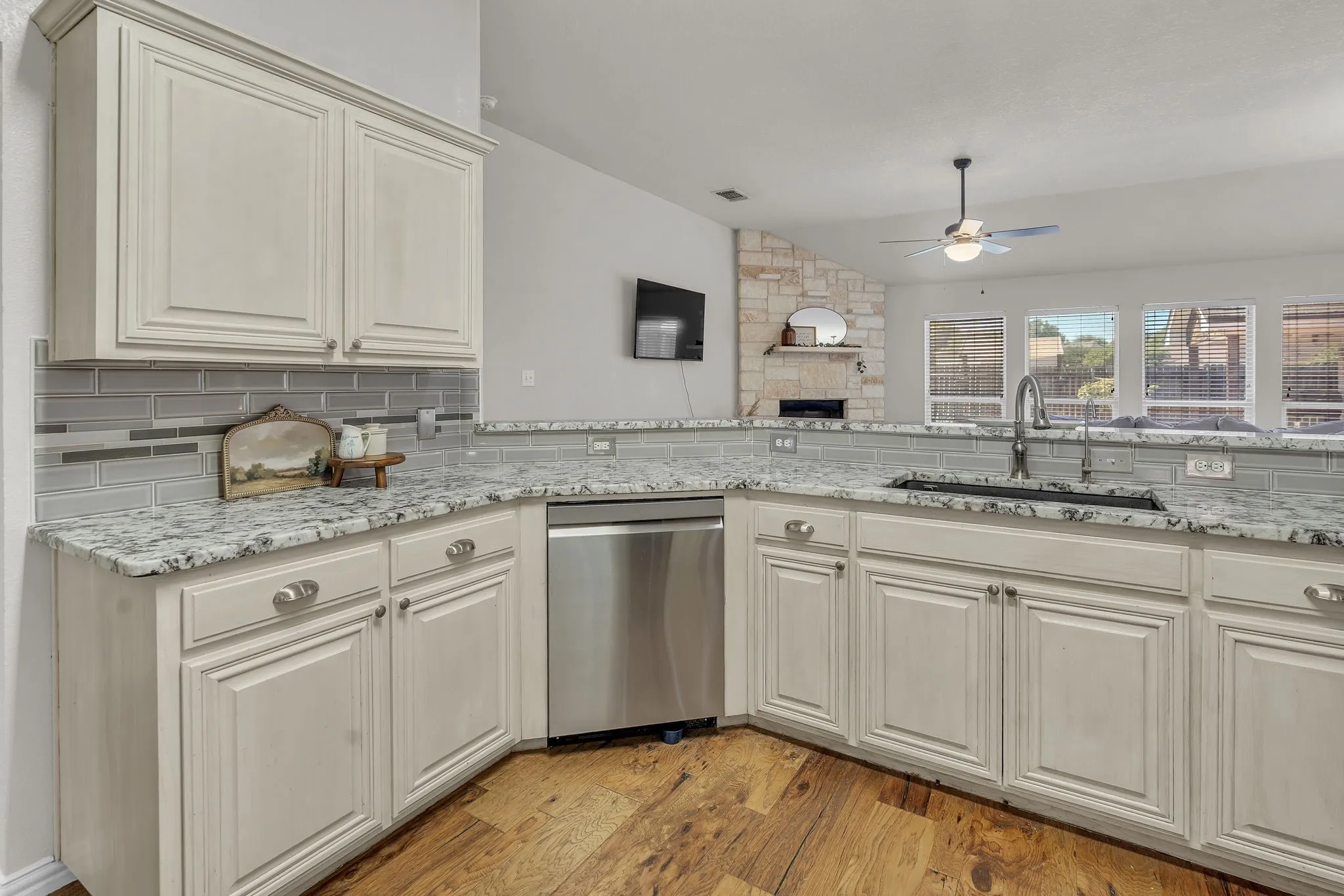 Single Family Residence For Sale in Parker County , 229 Willow Creek Drive, Weatherford, Texas 76085, 4 Bedroom, 2 Bathroom, 2 Garage spaces, 2,312 Sqft, built in 2003, mls#21409058, Real Estate Agent in Weatherford, Homes For Sale in Parker county, Homes For Sale in Weatherford, Realtor in Weatherford Texas, Real Estate Brokerage Independent Realty Texas, Luminita Cordes Realtor