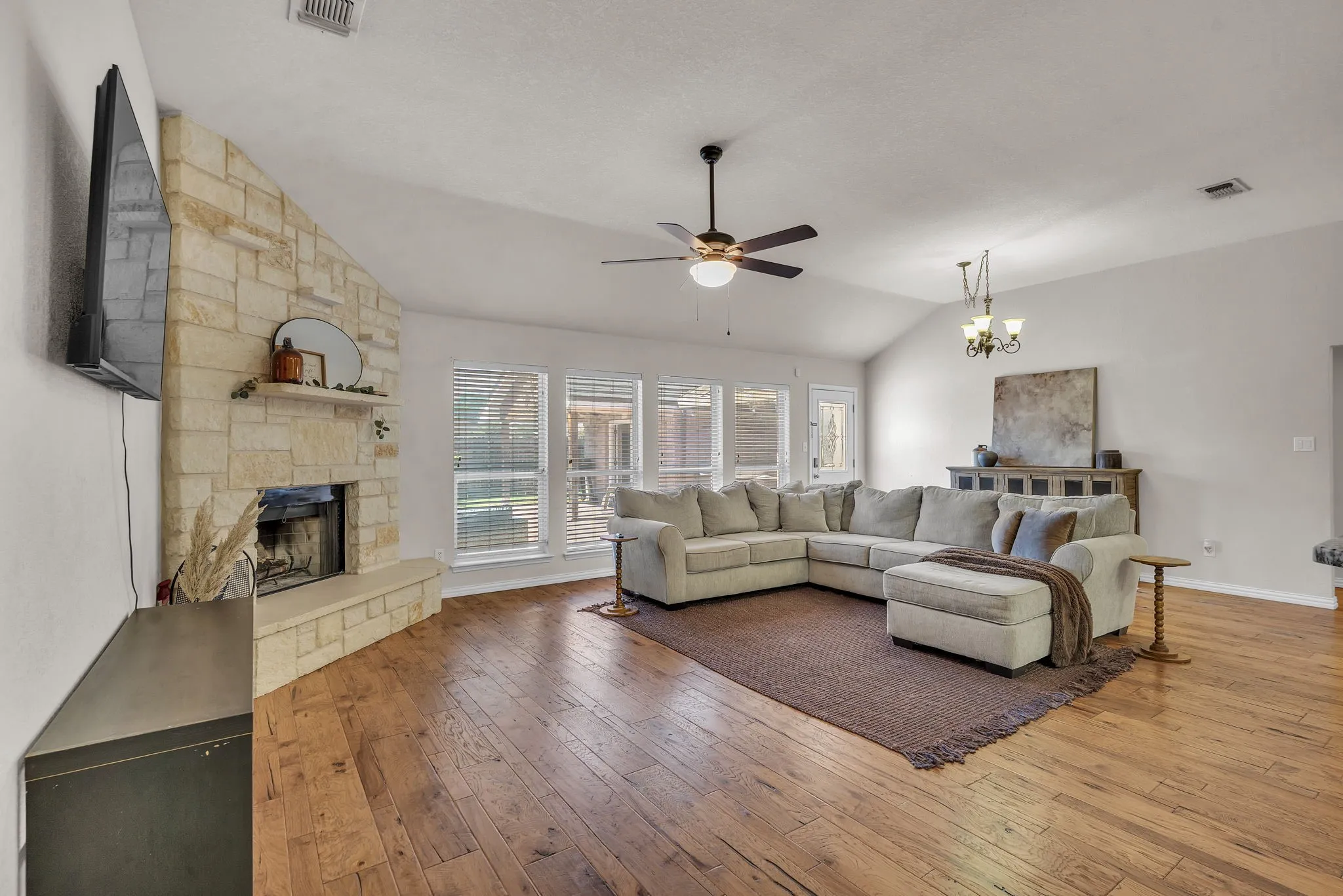 Single Family Residence For Sale in Parker County , 229 Willow Creek Drive, Weatherford, Texas 76085, 4 Bedroom, 2 Bathroom, 2 Garage spaces, 2,312 Sqft, built in 2003, mls#21409058, Real Estate Agent in Weatherford, Homes For Sale in Parker county, Homes For Sale in Weatherford, Realtor in Weatherford Texas, Real Estate Brokerage Independent Realty Texas, Luminita Cordes Realtor