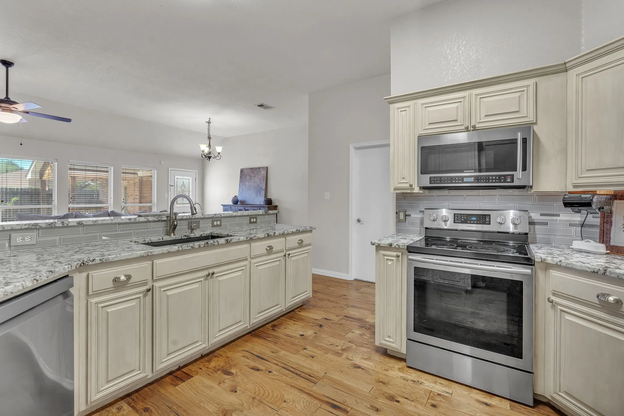 Single Family Residence For Sale in Parker County , 229 Willow Creek Drive, Weatherford, Texas 76085, 4 Bedroom, 2 Bathroom, 2 Garage spaces, 2,312 Sqft, built in 2003, mls#21409058, Real Estate Agent in Weatherford, Homes For Sale in Parker county, Homes For Sale in Weatherford, Realtor in Weatherford Texas, Real Estate Brokerage Independent Realty Texas, Luminita Cordes Realtor