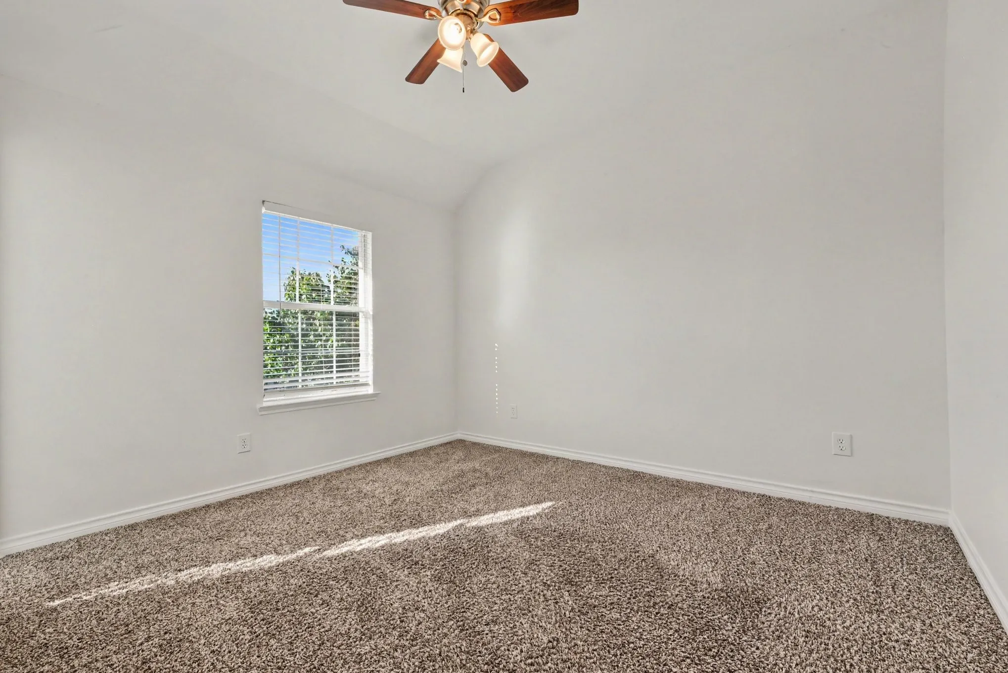 Single Family Residence For Sale in Collin County , 9416 Jerico Drive, Mc Kinney, Texas 75072, 5 Bedroom, 4 Bathroom, 2 Garage spaces, 3,007 Sqft, built in 2006, mls#21409179, Real Estate Agent in Mc Kinney, Homes For Sale in Collin county, Homes For Sale in Mc Kinney, Realtor in Mc Kinney Texas, Real Estate Brokerage Independent Realty Texas, Luminita Cordes Realtor