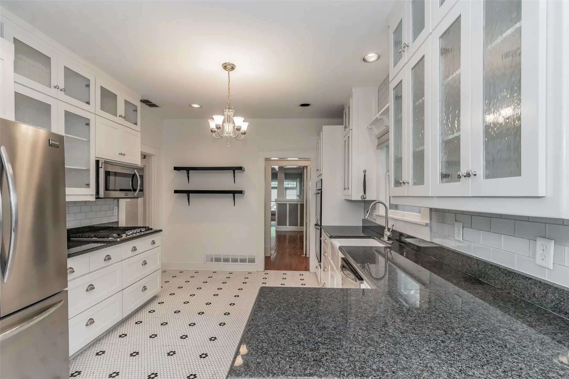 Single Family Residence For Rent in Tarrant County , 2209 6th Avenue, Fort Worth, Texas 76110, 2 Bedroom, 2 Bathroom, 2 Garage spaces, 1,711 Sqft, built in 1919, mls#21409680, Real Estate Agent in Fort Worth, Homes For Rent in Tarrant county, Homes For Rent in Fort Worth, Realtor in Fort Worth Texas, Real Estate Brokerage Independent Realty Texas, Luminita Cordes Realtor