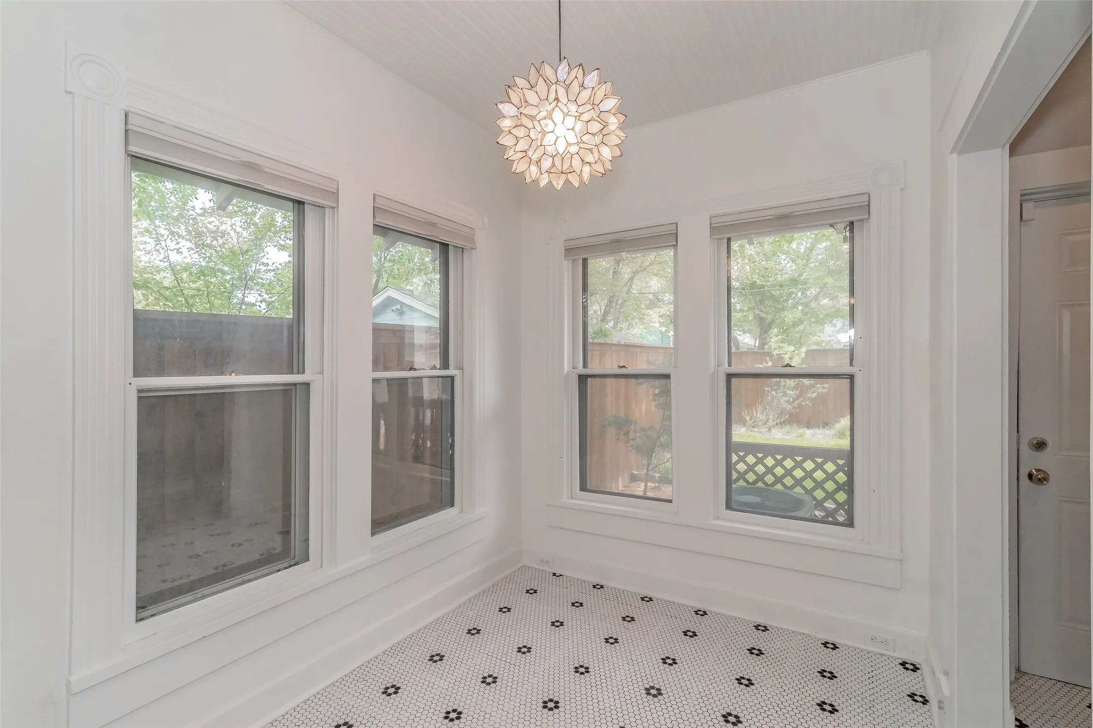 Single Family Residence For Rent in Tarrant County , 2209 6th Avenue, Fort Worth, Texas 76110, 2 Bedroom, 2 Bathroom, 2 Garage spaces, 1,711 Sqft, built in 1919, mls#21409680, Real Estate Agent in Fort Worth, Homes For Rent in Tarrant county, Homes For Rent in Fort Worth, Realtor in Fort Worth Texas, Real Estate Brokerage Independent Realty Texas, Luminita Cordes Realtor