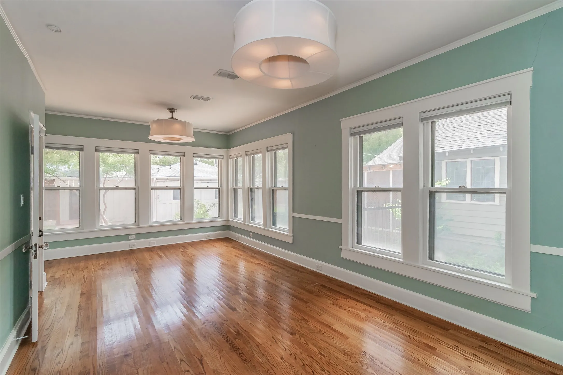 Single Family Residence For Rent in Tarrant County , 2209 6th Avenue, Fort Worth, Texas 76110, 2 Bedroom, 2 Bathroom, 2 Garage spaces, 1,711 Sqft, built in 1919, mls#21409680, Real Estate Agent in Fort Worth, Homes For Rent in Tarrant county, Homes For Rent in Fort Worth, Realtor in Fort Worth Texas, Real Estate Brokerage Independent Realty Texas, Luminita Cordes Realtor