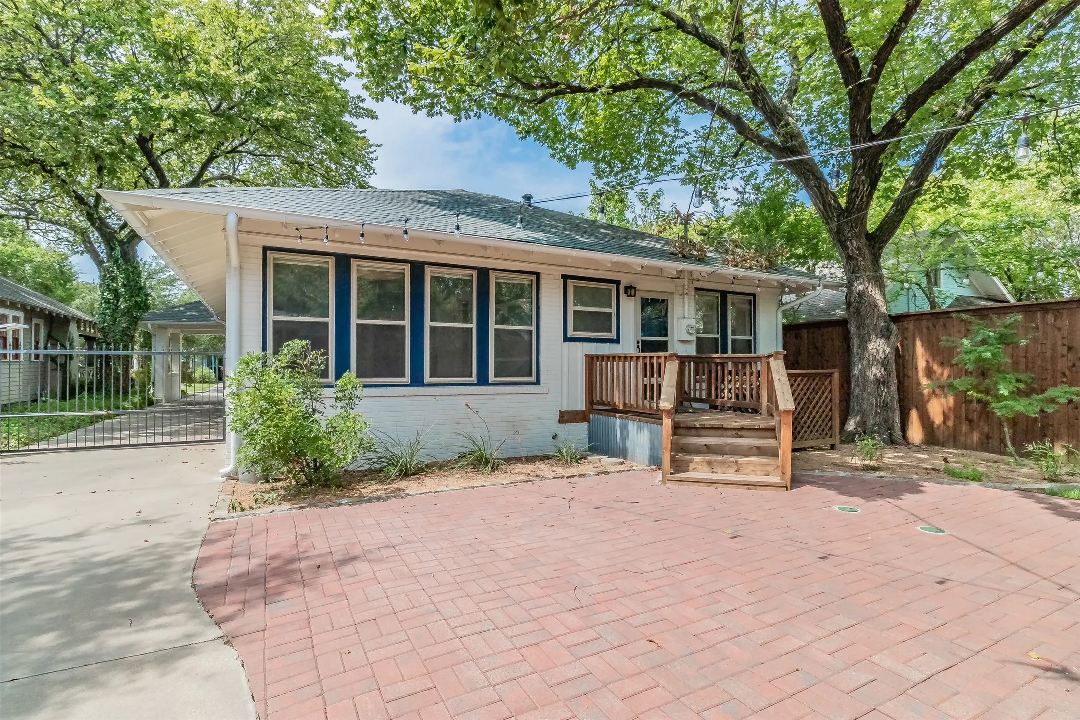 Single Family Residence For Rent in Tarrant County , 2209 6th Avenue, Fort Worth, Texas 76110, 2 Bedroom, 2 Bathroom, 2 Garage spaces, 1,711 Sqft, built in 1919, mls#21409680, Real Estate Agent in Fort Worth, Homes For Rent in Tarrant county, Homes For Rent in Fort Worth, Realtor in Fort Worth Texas, Real Estate Brokerage Independent Realty Texas, Luminita Cordes Realtor