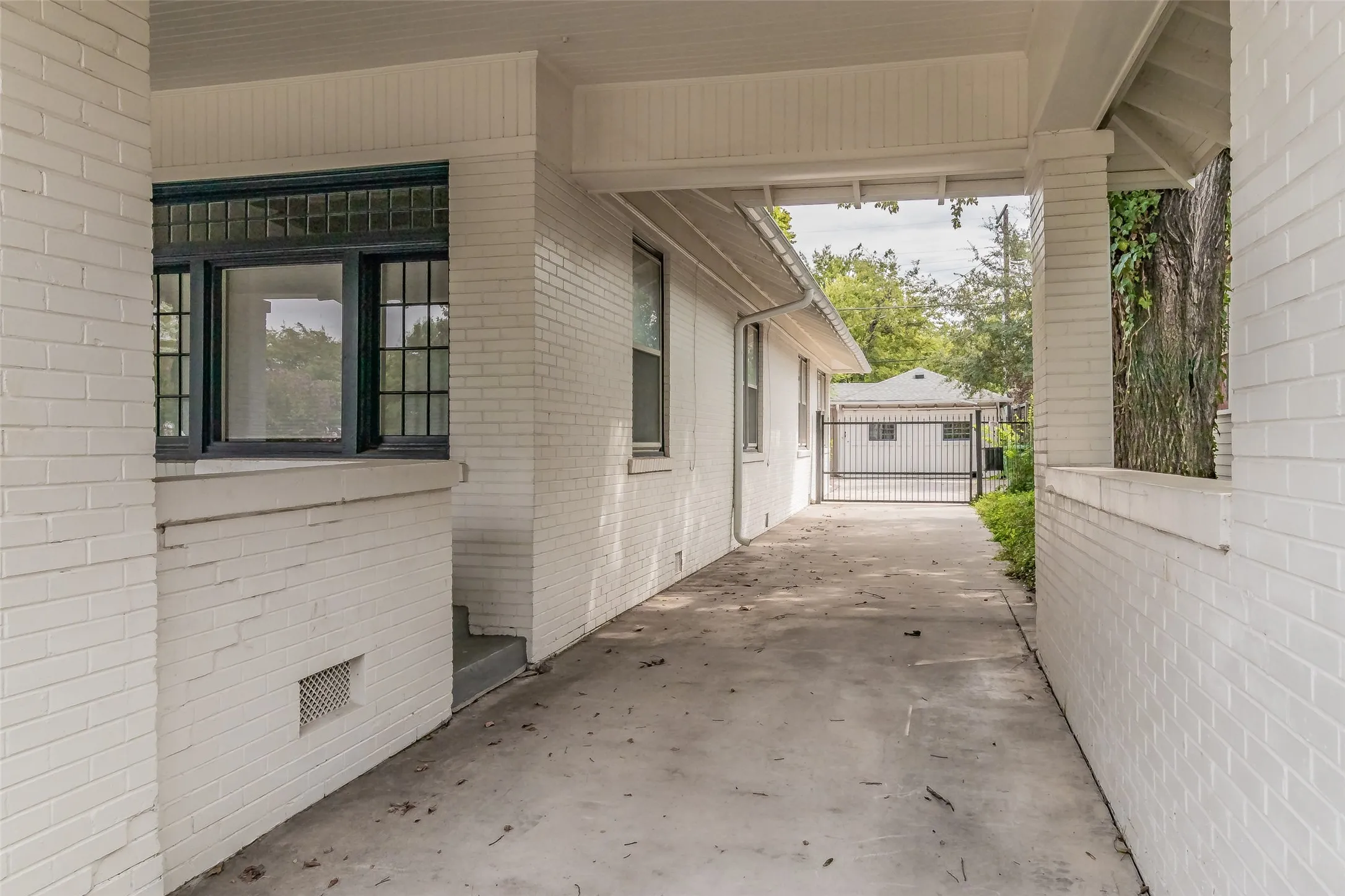 Single Family Residence For Rent in Tarrant County , 2209 6th Avenue, Fort Worth, Texas 76110, 2 Bedroom, 2 Bathroom, 2 Garage spaces, 1,711 Sqft, built in 1919, mls#21409680, Real Estate Agent in Fort Worth, Homes For Rent in Tarrant county, Homes For Rent in Fort Worth, Realtor in Fort Worth Texas, Real Estate Brokerage Independent Realty Texas, Luminita Cordes Realtor