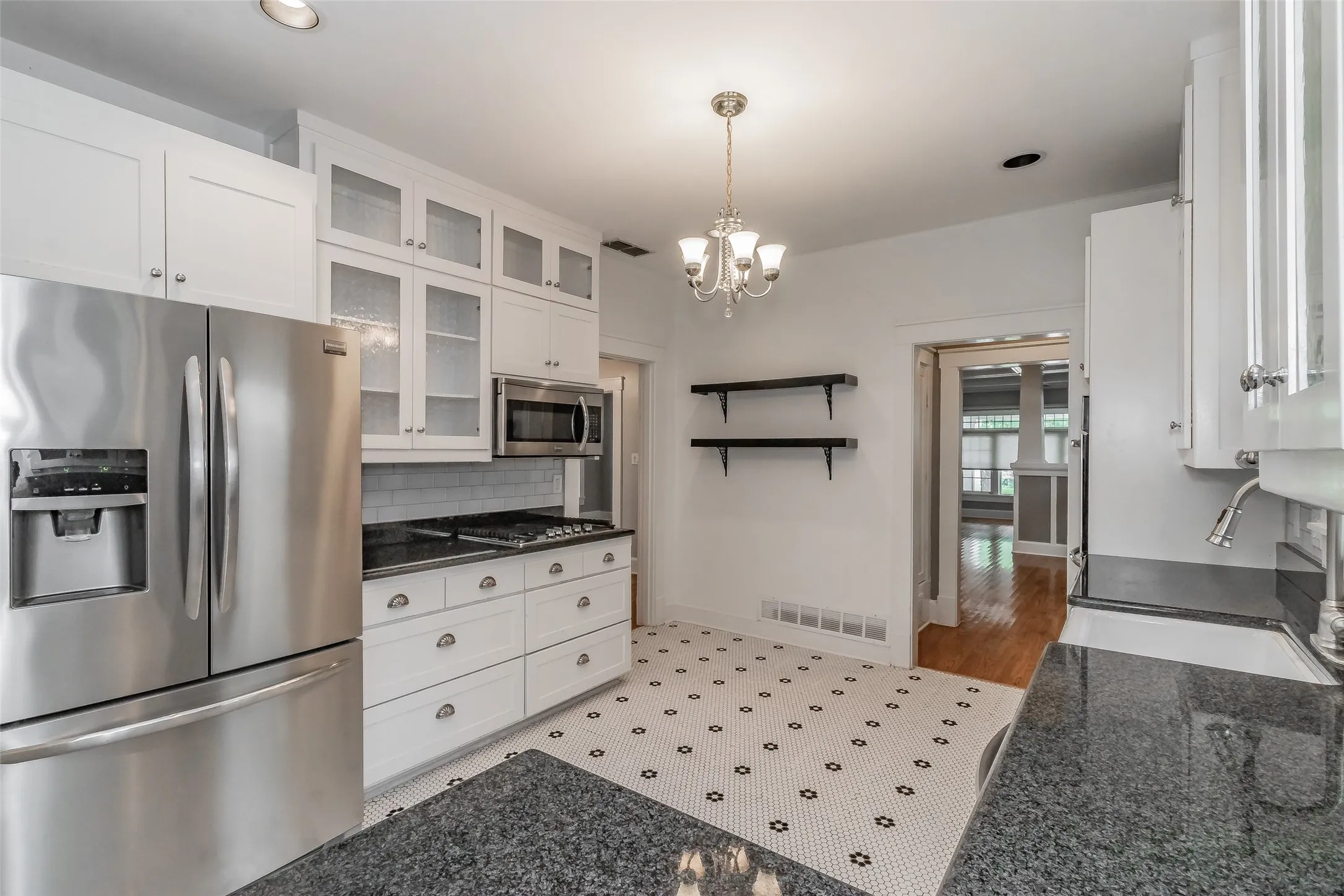 Single Family Residence For Rent in Tarrant County , 2209 6th Avenue, Fort Worth, Texas 76110, 2 Bedroom, 2 Bathroom, 2 Garage spaces, 1,711 Sqft, built in 1919, mls#21409680, Real Estate Agent in Fort Worth, Homes For Rent in Tarrant county, Homes For Rent in Fort Worth, Realtor in Fort Worth Texas, Real Estate Brokerage Independent Realty Texas, Luminita Cordes Realtor