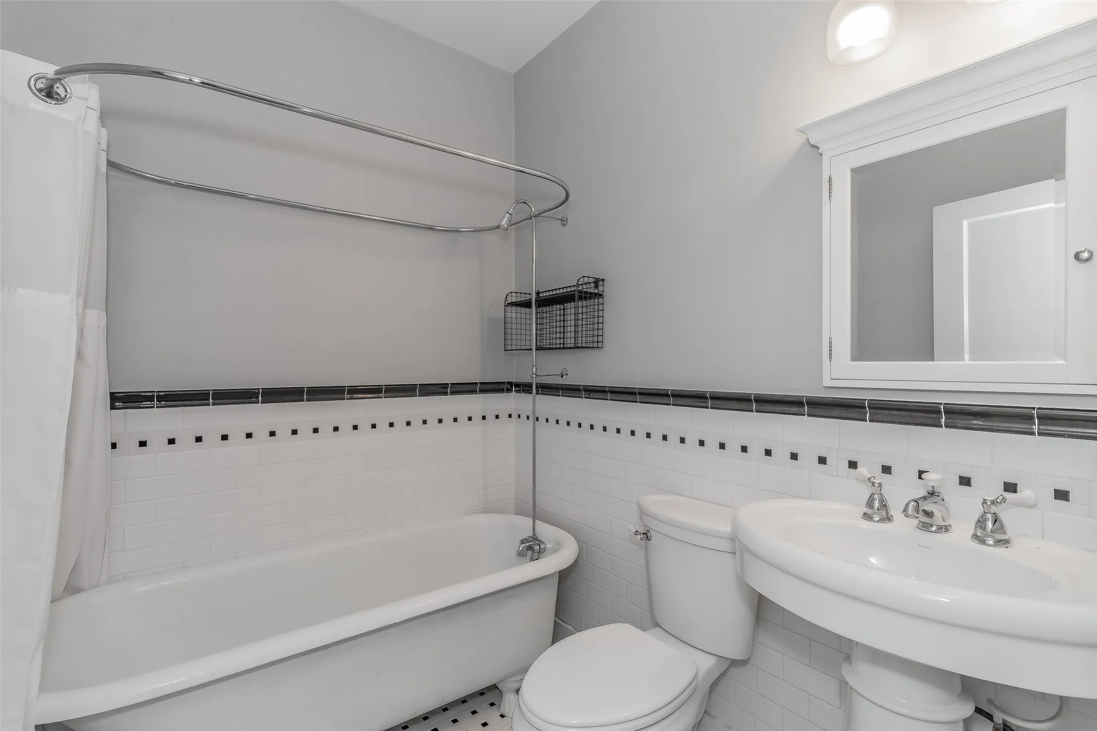 Single Family Residence For Rent in Tarrant County , 2209 6th Avenue, Fort Worth, Texas 76110, 2 Bedroom, 2 Bathroom, 2 Garage spaces, 1,711 Sqft, built in 1919, mls#21409680, Real Estate Agent in Fort Worth, Homes For Rent in Tarrant county, Homes For Rent in Fort Worth, Realtor in Fort Worth Texas, Real Estate Brokerage Independent Realty Texas, Luminita Cordes Realtor