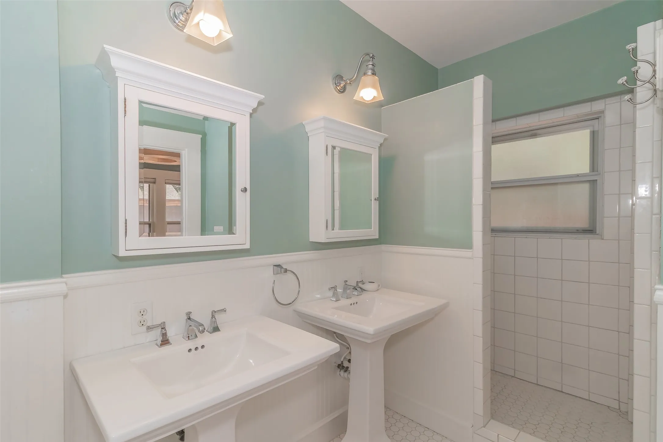 Single Family Residence For Rent in Tarrant County , 2209 6th Avenue, Fort Worth, Texas 76110, 2 Bedroom, 2 Bathroom, 2 Garage spaces, 1,711 Sqft, built in 1919, mls#21409680, Real Estate Agent in Fort Worth, Homes For Rent in Tarrant county, Homes For Rent in Fort Worth, Realtor in Fort Worth Texas, Real Estate Brokerage Independent Realty Texas, Luminita Cordes Realtor