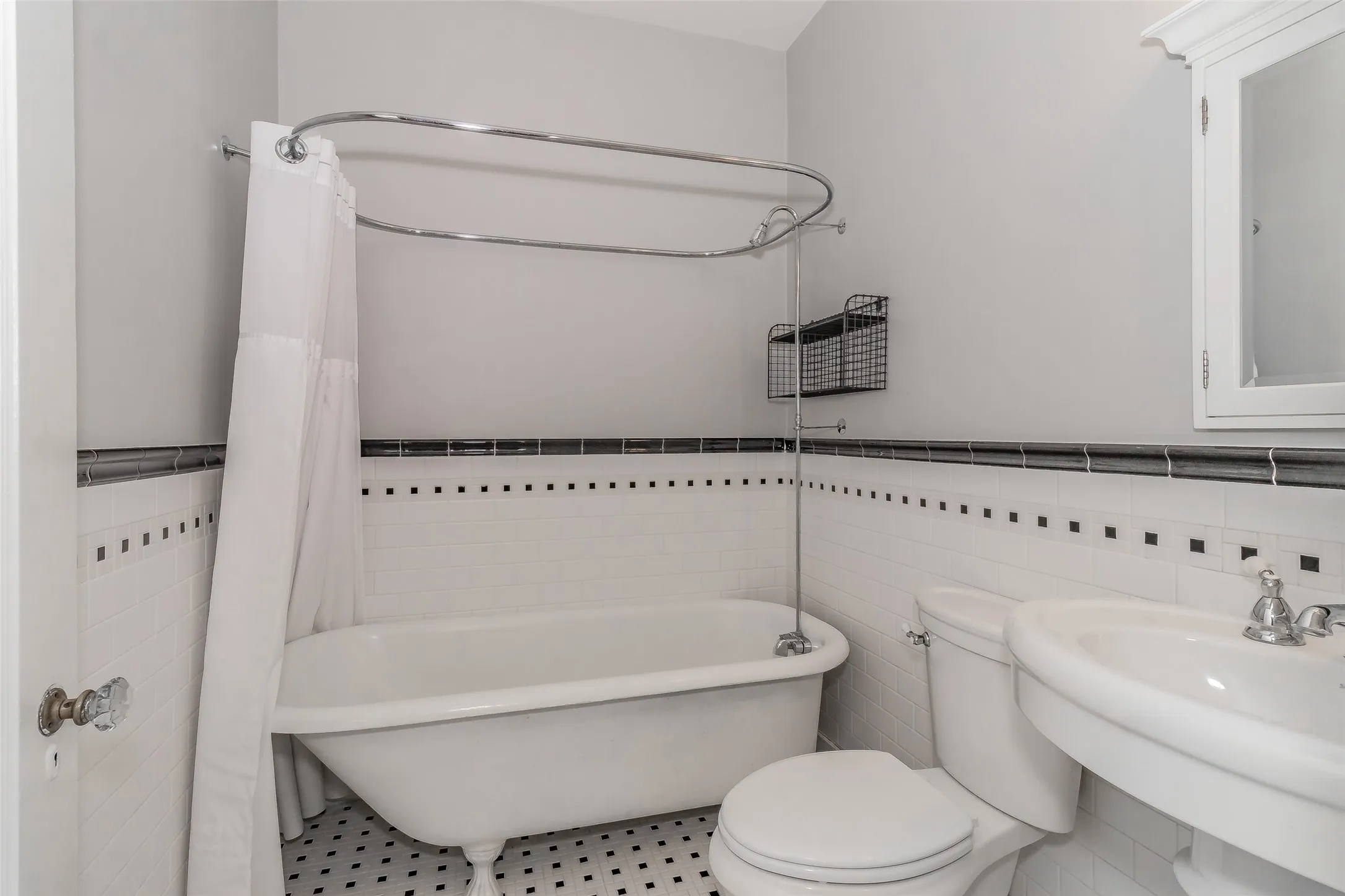 Single Family Residence For Rent in Tarrant County , 2209 6th Avenue, Fort Worth, Texas 76110, 2 Bedroom, 2 Bathroom, 2 Garage spaces, 1,711 Sqft, built in 1919, mls#21409680, Real Estate Agent in Fort Worth, Homes For Rent in Tarrant county, Homes For Rent in Fort Worth, Realtor in Fort Worth Texas, Real Estate Brokerage Independent Realty Texas, Luminita Cordes Realtor