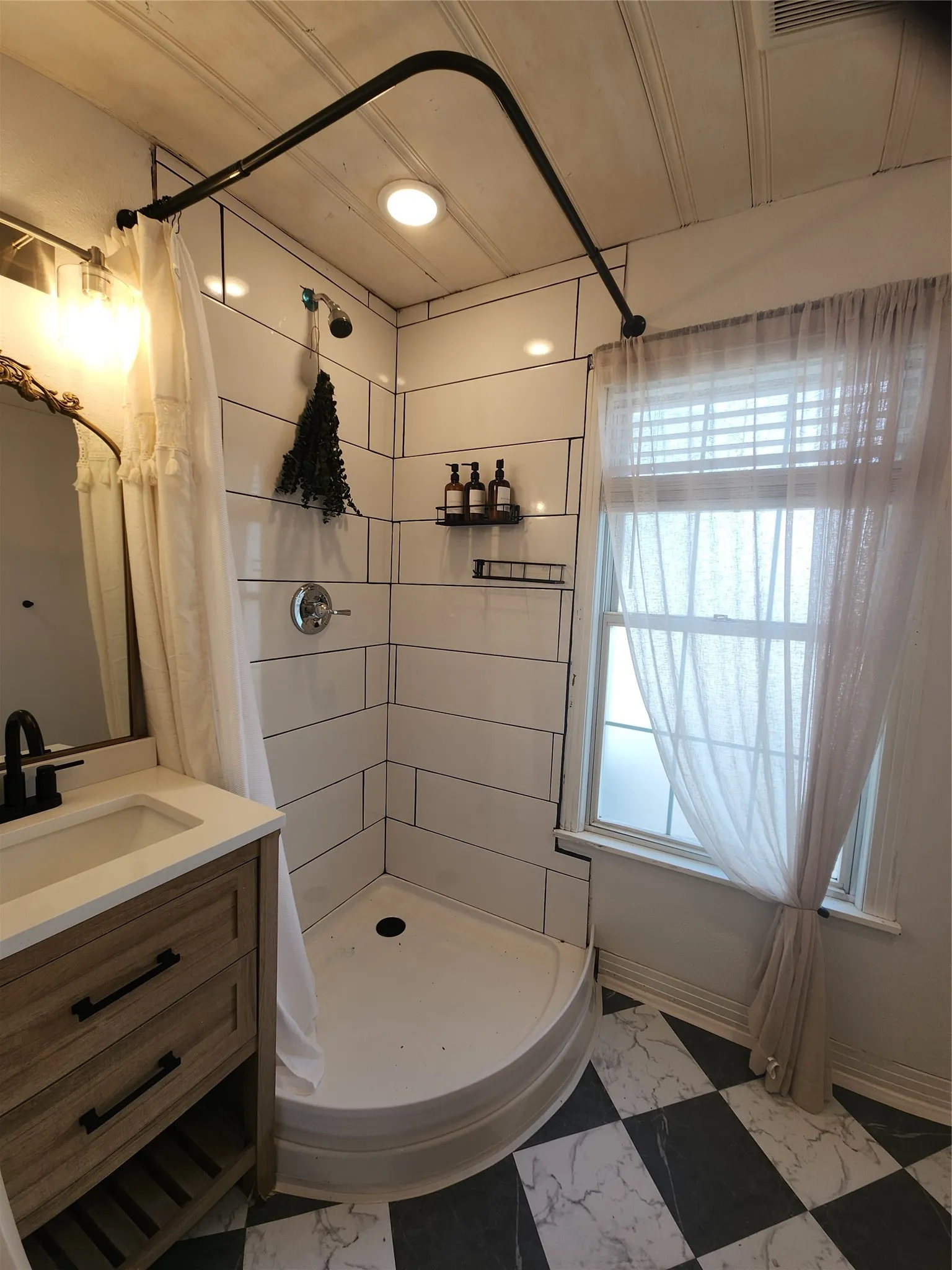 Single Family Residence For Rent in Parker County , 440 S Main Street, Springtown, Texas 76082, 3 Bedroom, 2 Bathroom, 1 Garage spaces, 1,408 Sqft, built in 1949, mls#21405600, Real Estate Agent in Springtown, Homes For Rent in Parker county, Homes For Rent in Springtown, Realtor in Springtown Texas, Real Estate Brokerage Independent Realty Texas, Luminita Cordes Realtor