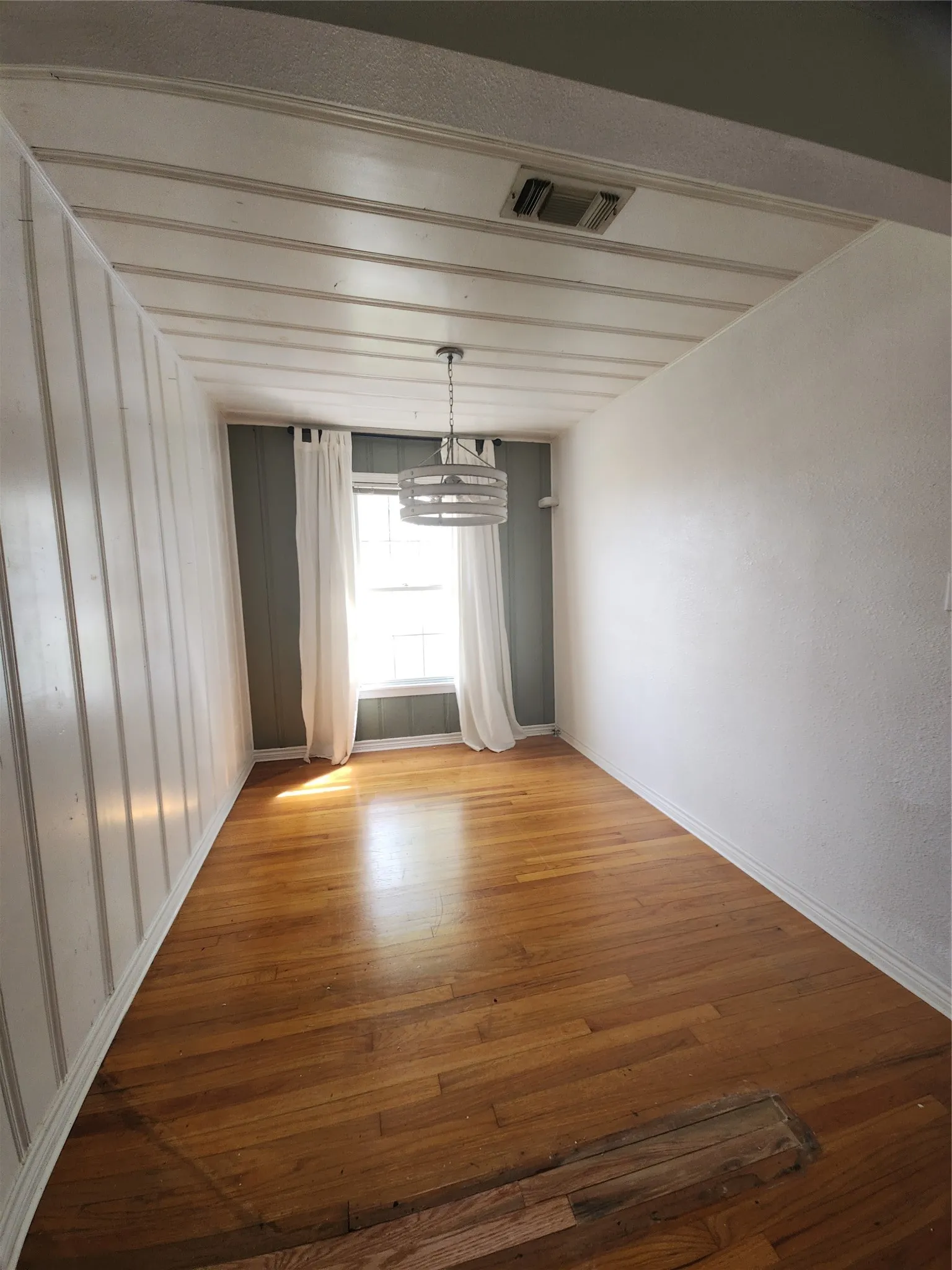 Single Family Residence For Rent in Parker County , 440 S Main Street, Springtown, Texas 76082, 3 Bedroom, 2 Bathroom, 1 Garage spaces, 1,408 Sqft, built in 1949, mls#21405600, Real Estate Agent in Springtown, Homes For Rent in Parker county, Homes For Rent in Springtown, Realtor in Springtown Texas, Real Estate Brokerage Independent Realty Texas, Luminita Cordes Realtor