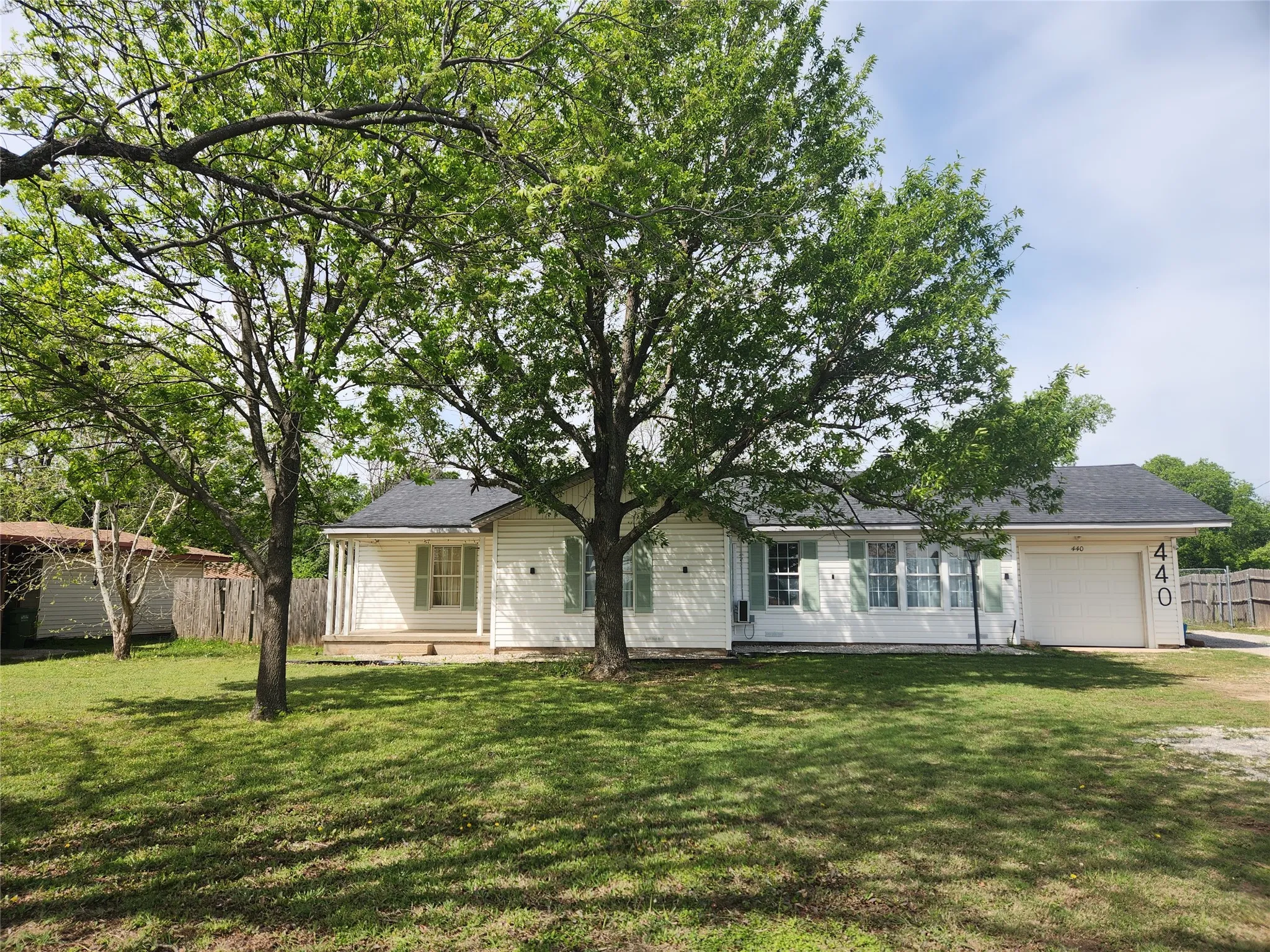 Single Family Residence For Rent in Parker County , 440 S Main Street, Springtown, Texas 76082, 3 Bedroom, 2 Bathroom, 1 Garage spaces, 1,408 Sqft, built in 1949, mls#21405600, Real Estate Agent in Springtown, Homes For Rent in Parker county, Homes For Rent in Springtown, Realtor in Springtown Texas, Real Estate Brokerage Independent Realty Texas, Luminita Cordes Realtor