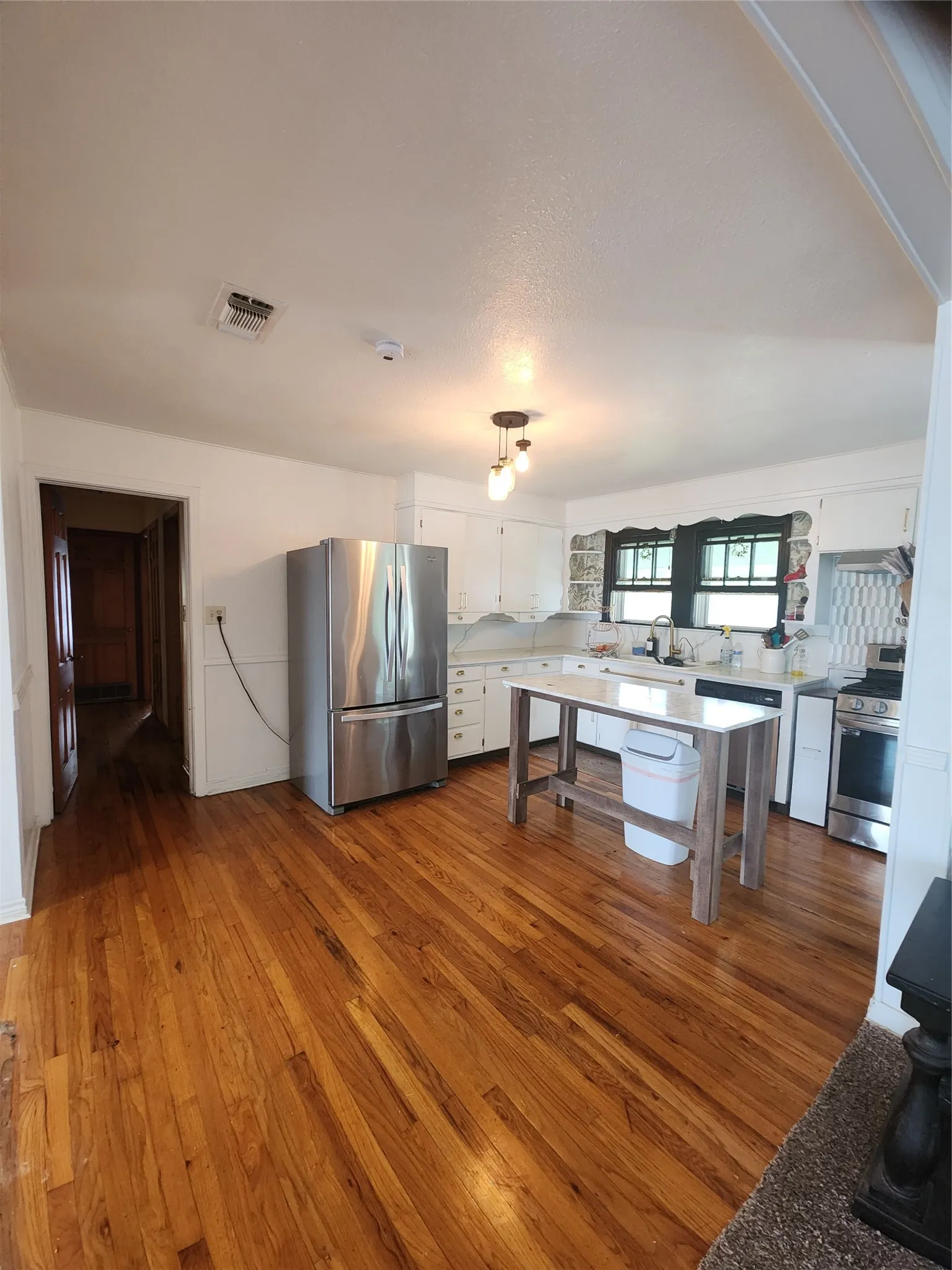 Single Family Residence For Rent in Parker County , 440 S Main Street, Springtown, Texas 76082, 3 Bedroom, 2 Bathroom, 1 Garage spaces, 1,408 Sqft, built in 1949, mls#21405600, Real Estate Agent in Springtown, Homes For Rent in Parker county, Homes For Rent in Springtown, Realtor in Springtown Texas, Real Estate Brokerage Independent Realty Texas, Luminita Cordes Realtor