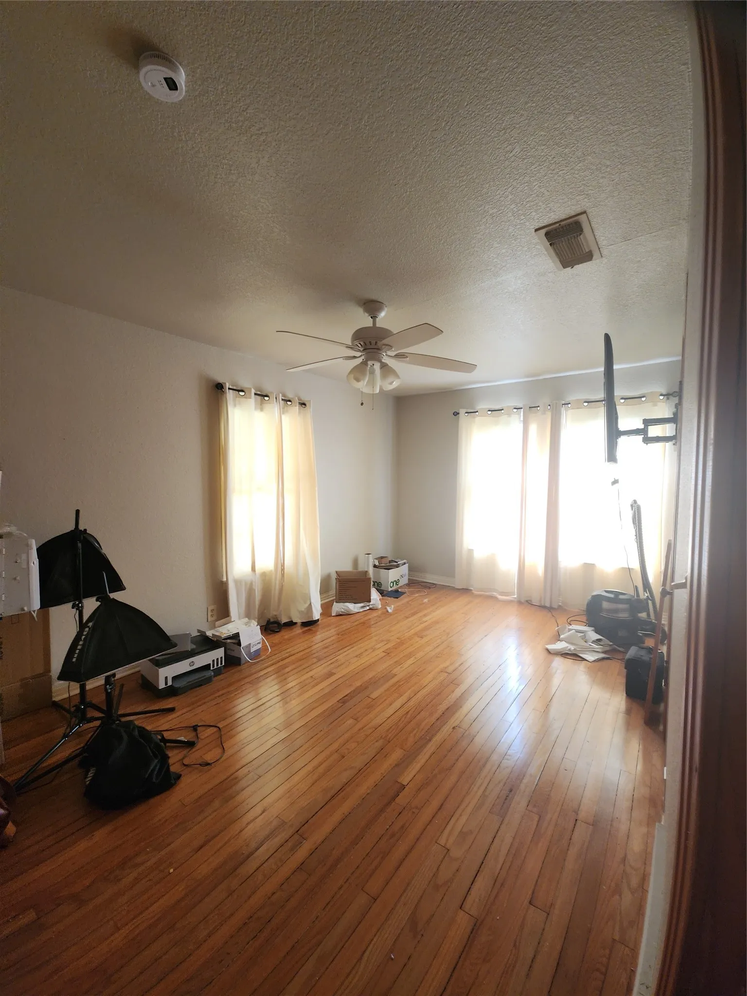 Single Family Residence For Rent in Parker County , 440 S Main Street, Springtown, Texas 76082, 3 Bedroom, 2 Bathroom, 1 Garage spaces, 1,408 Sqft, built in 1949, mls#21405600, Real Estate Agent in Springtown, Homes For Rent in Parker county, Homes For Rent in Springtown, Realtor in Springtown Texas, Real Estate Brokerage Independent Realty Texas, Luminita Cordes Realtor