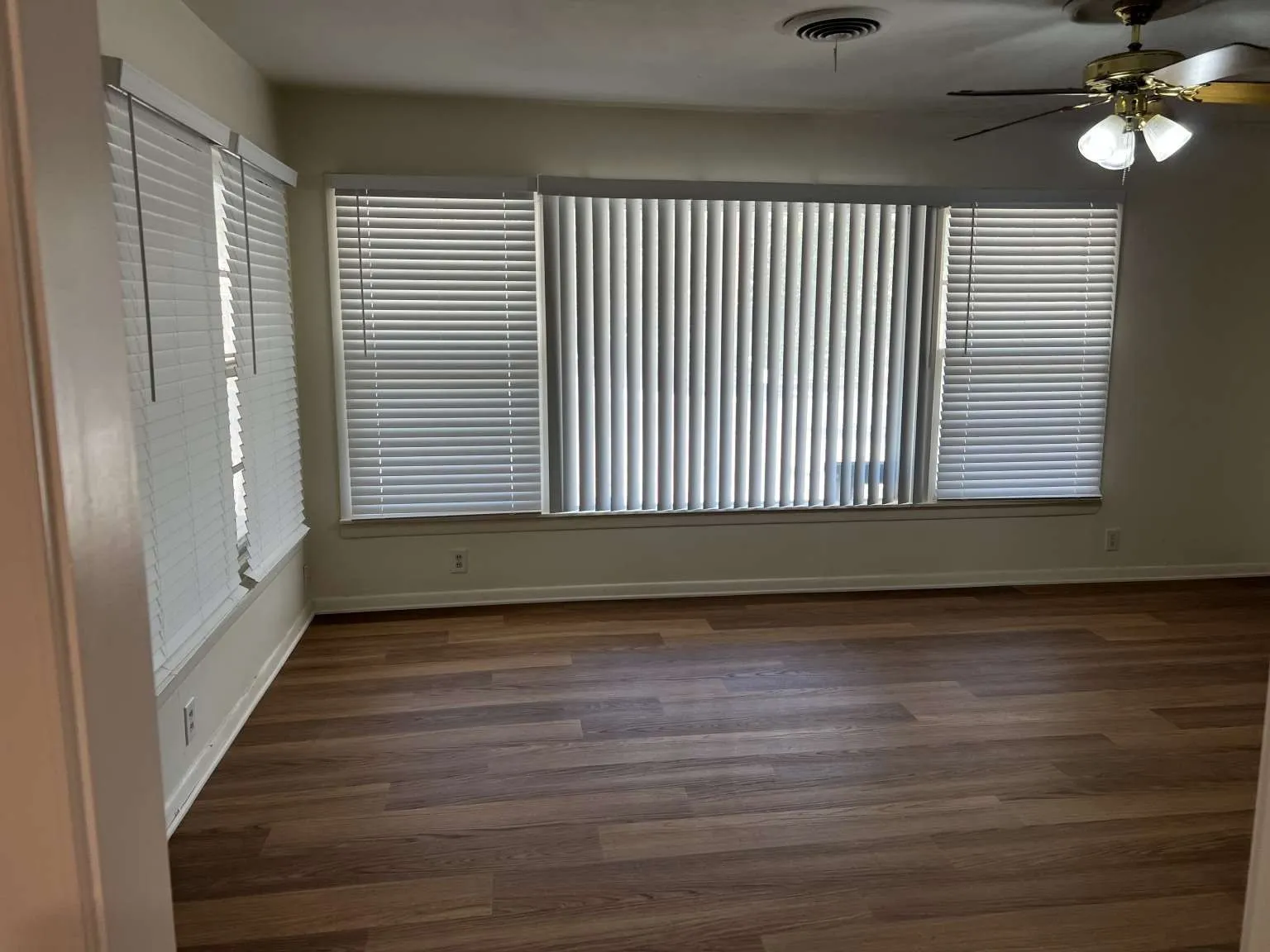 Single Family Residence For Sale in Denton County , 2601 Denison Street, Denton, Texas 76201, 5 Bedroom, 2 Bathroom, Garage spaces, 1,750 Sqft, built in 1965, mls#21409691, Real Estate Agent in Denton, Homes For Sale in Denton county, Homes For Sale in Denton, Realtor in Denton Texas, Real Estate Brokerage Independent Realty Texas, Luminita Cordes Realtor