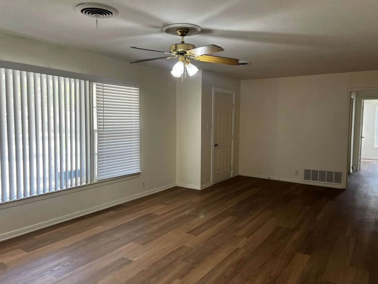 Single Family Residence For Sale in Denton County , 2601 Denison Street, Denton, Texas 76201, 5 Bedroom, 2 Bathroom, Garage spaces, 1,750 Sqft, built in 1965, mls#21409691, Real Estate Agent in Denton, Homes For Sale in Denton county, Homes For Sale in Denton, Realtor in Denton Texas, Real Estate Brokerage Independent Realty Texas, Luminita Cordes Realtor