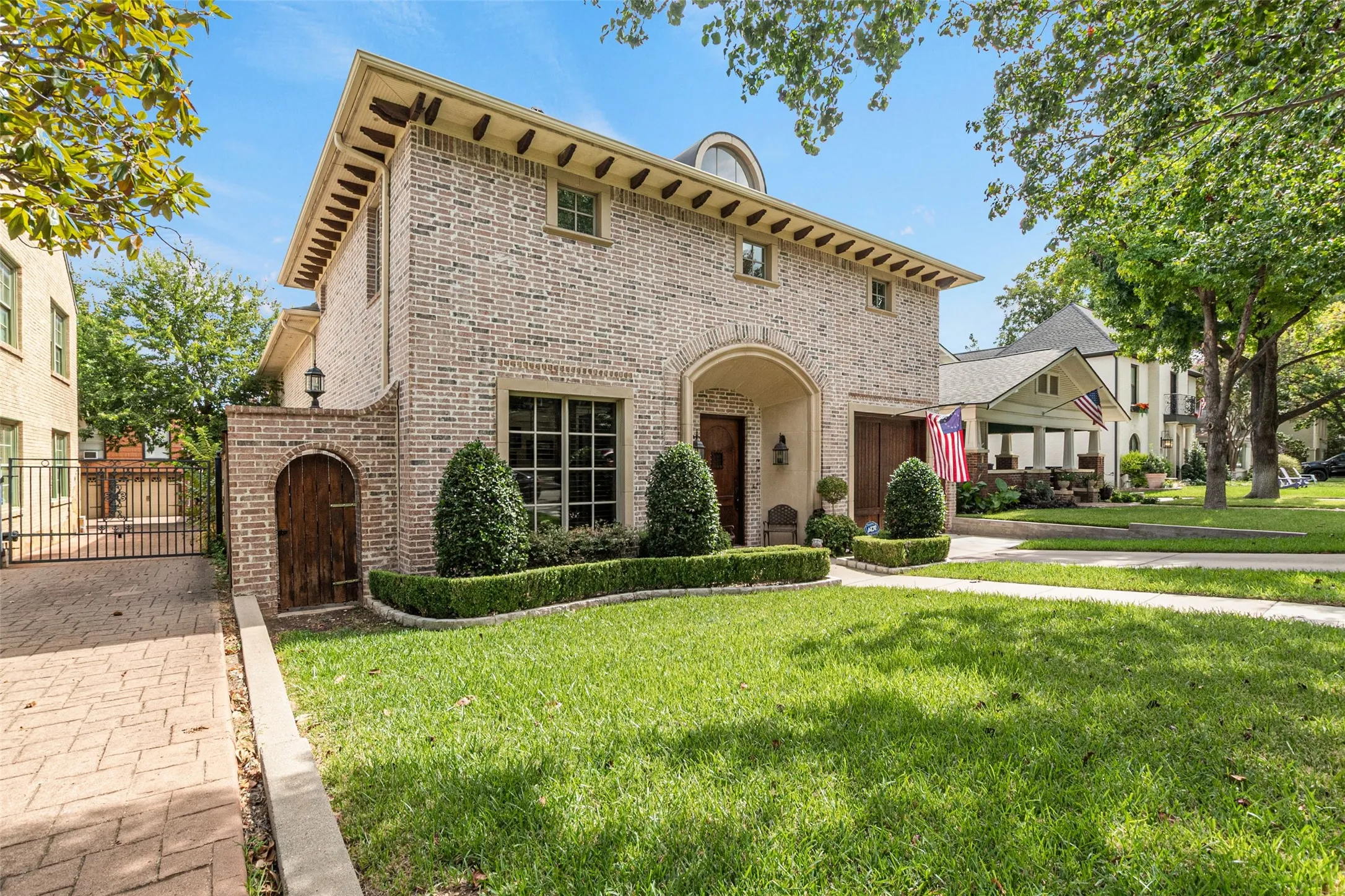 Single Family Residence For Sale in Tarrant County , 1213 Virginia Place, Fort Worth, Texas 76107, 3 Bedroom, 4 Bathroom, 2 Garage spaces, 3,804 Sqft, built in 2006, mls#21405711, Real Estate Agent in Fort Worth, Homes For Sale in Tarrant county, Homes For Sale in Fort Worth, Realtor in Fort Worth Texas, Real Estate Brokerage Independent Realty Texas, Luminita Cordes Realtor