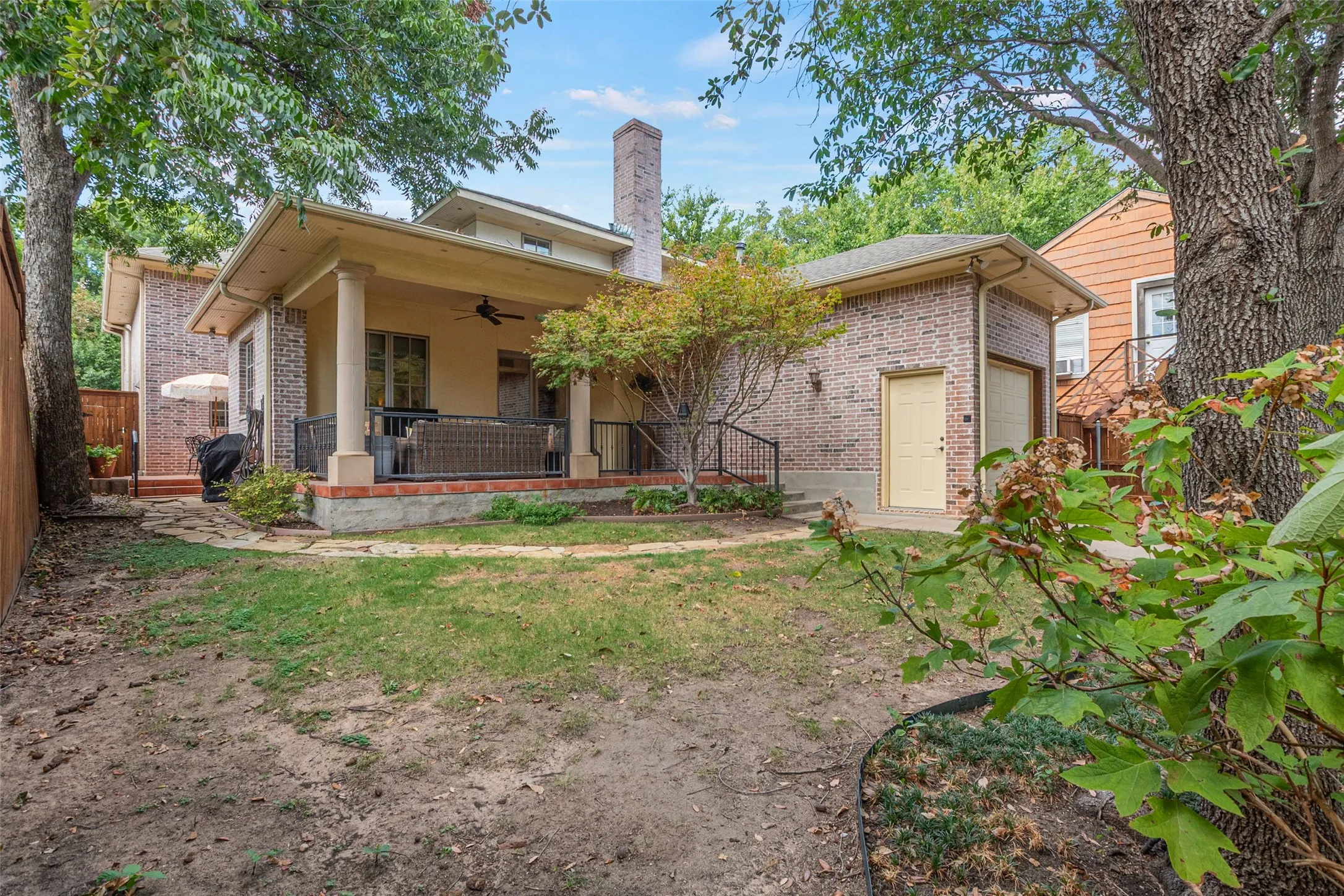Single Family Residence For Sale in Tarrant County , 1213 Virginia Place, Fort Worth, Texas 76107, 3 Bedroom, 4 Bathroom, 2 Garage spaces, 3,804 Sqft, built in 2006, mls#21405711, Real Estate Agent in Fort Worth, Homes For Sale in Tarrant county, Homes For Sale in Fort Worth, Realtor in Fort Worth Texas, Real Estate Brokerage Independent Realty Texas, Luminita Cordes Realtor