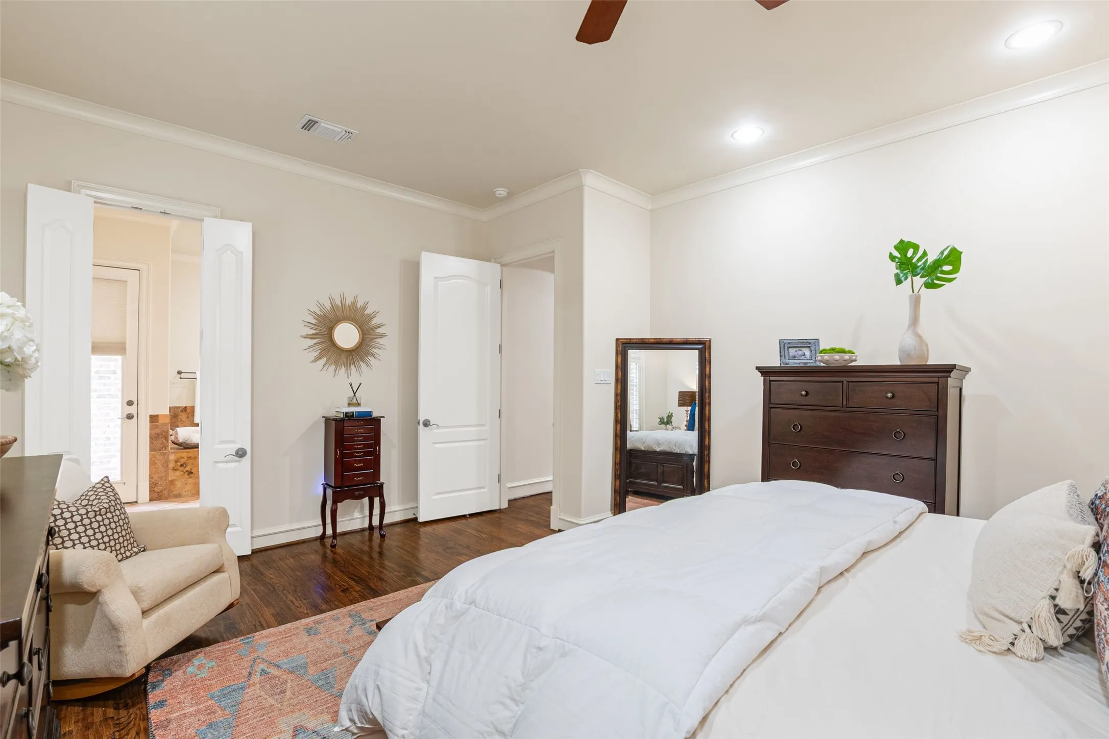 Single Family Residence For Sale in Tarrant County , 1213 Virginia Place, Fort Worth, Texas 76107, 3 Bedroom, 4 Bathroom, 2 Garage spaces, 3,804 Sqft, built in 2006, mls#21405711, Real Estate Agent in Fort Worth, Homes For Sale in Tarrant county, Homes For Sale in Fort Worth, Realtor in Fort Worth Texas, Real Estate Brokerage Independent Realty Texas, Luminita Cordes Realtor