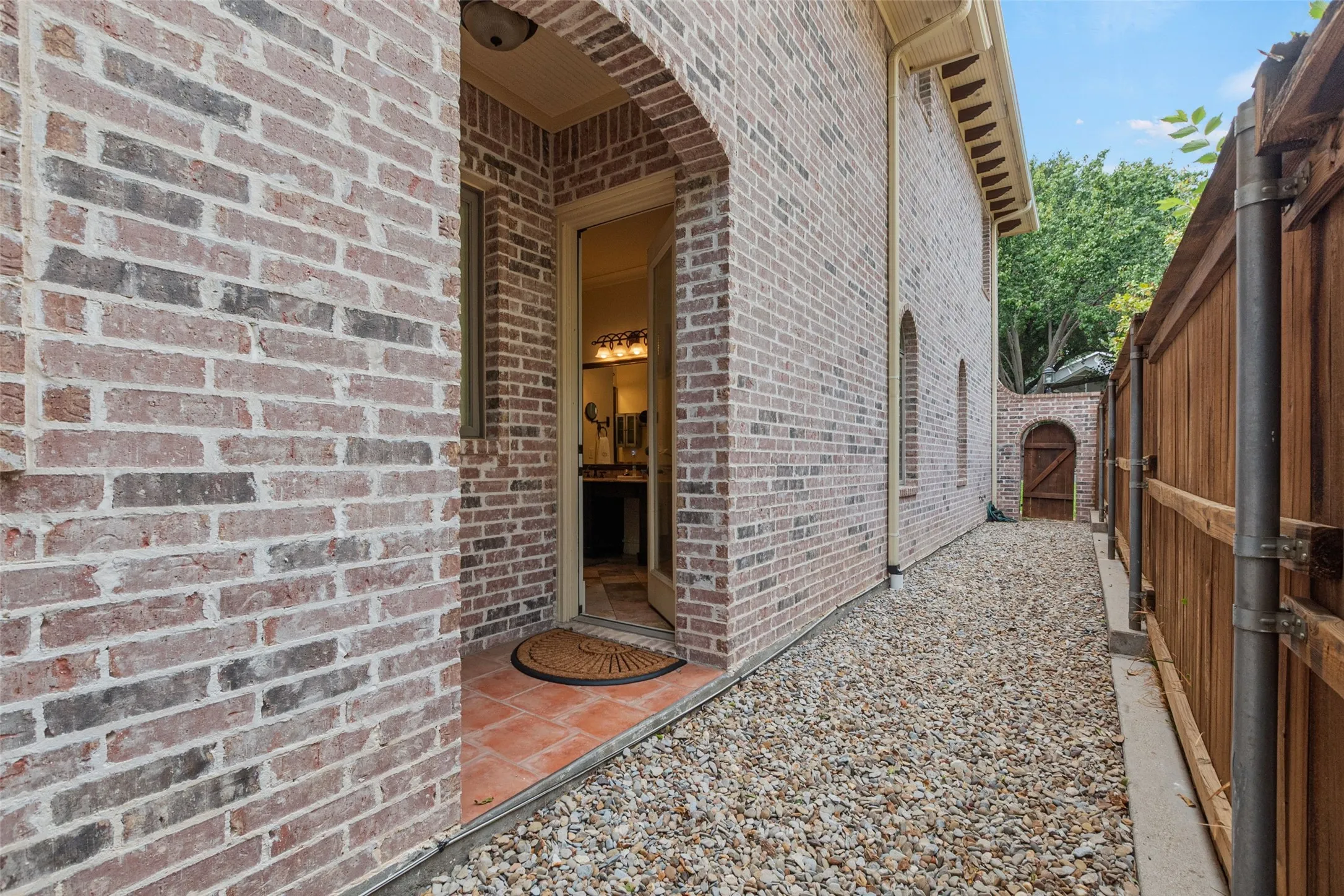 Single Family Residence For Sale in Tarrant County , 1213 Virginia Place, Fort Worth, Texas 76107, 3 Bedroom, 4 Bathroom, 2 Garage spaces, 3,804 Sqft, built in 2006, mls#21405711, Real Estate Agent in Fort Worth, Homes For Sale in Tarrant county, Homes For Sale in Fort Worth, Realtor in Fort Worth Texas, Real Estate Brokerage Independent Realty Texas, Luminita Cordes Realtor