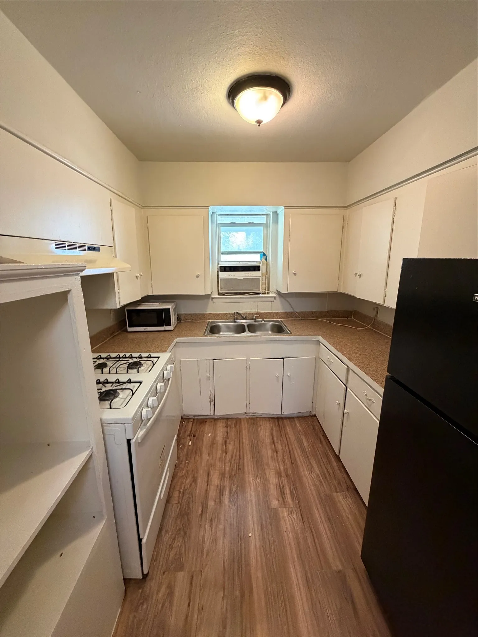 Apartment For Rent in Dallas County , 230 Starr Street 202, Dallas, Texas 75203, 1 Bedroom, 1 Bathroom, Garage spaces, 600 Sqft, built in 1960, mls#21409684, Real Estate Agent in Dallas, Homes For Rent in Dallas county, Homes For Rent in Dallas, Realtor in Dallas Texas, Real Estate Brokerage Independent Realty Texas, Luminita Cordes Realtor