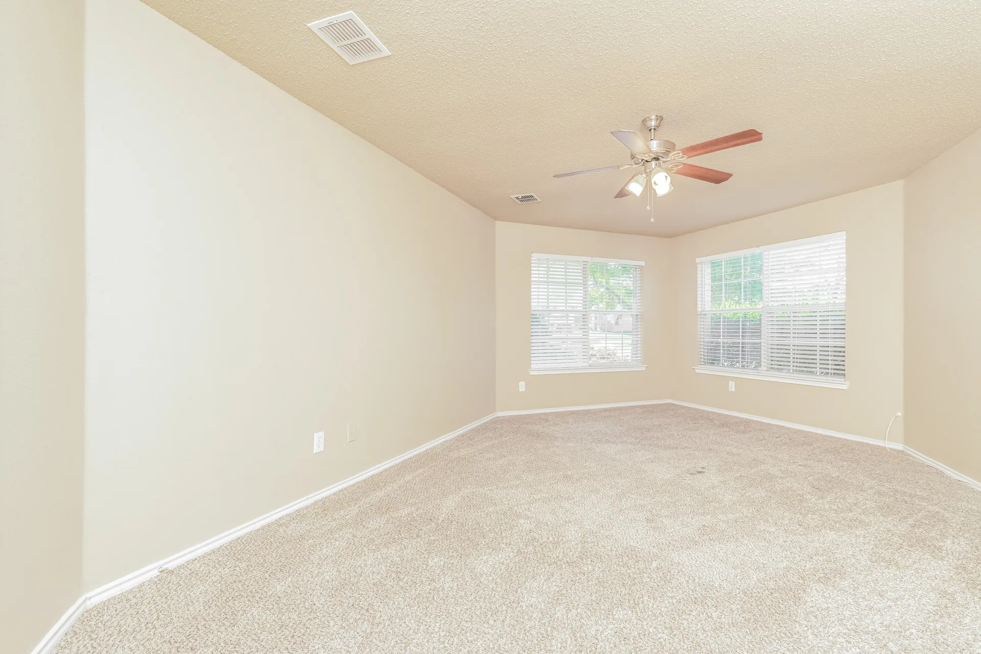 Single Family Residence For Rent in Dallas County , 1132 Beechwood Lane, Cedar Hill, Texas 75104, 3 Bedroom, 2 Bathroom, 2 Garage spaces, 2,076 Sqft, built in 1999, mls#21409695, Real Estate Agent in Cedar Hill, Homes For Rent in Dallas county, Homes For Rent in Cedar Hill, Realtor in Cedar Hill Texas, Real Estate Brokerage Independent Realty Texas, Luminita Cordes Realtor